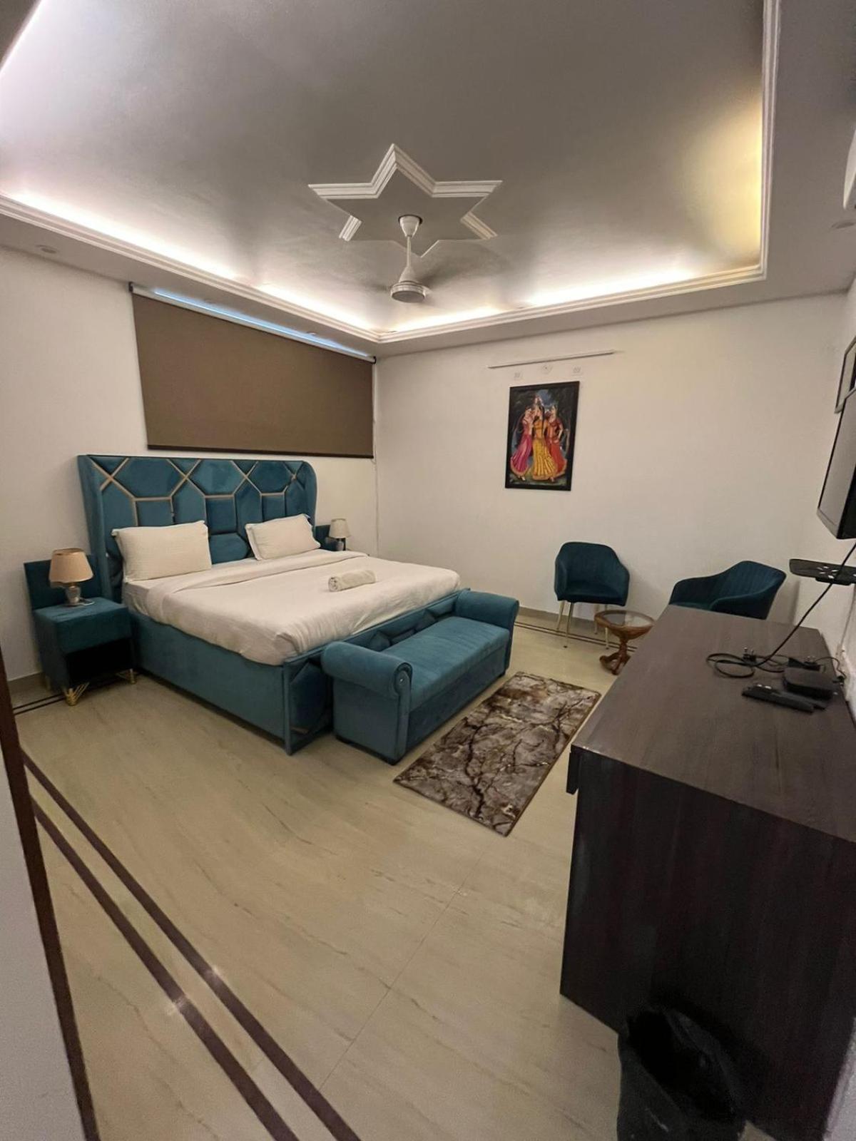Apartment Divine India Service 3 Bhk D-198 Saket