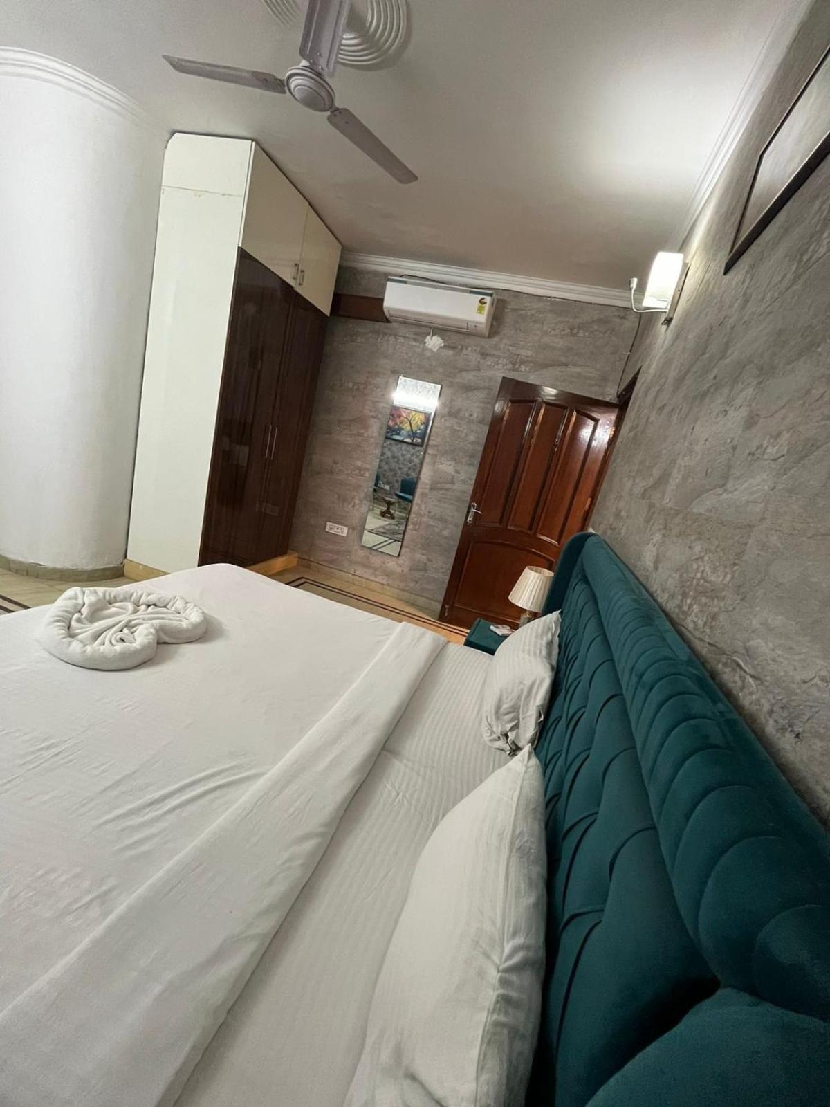 Divine India Service 3 Bhk D-198 Saket Apartment New Delhi