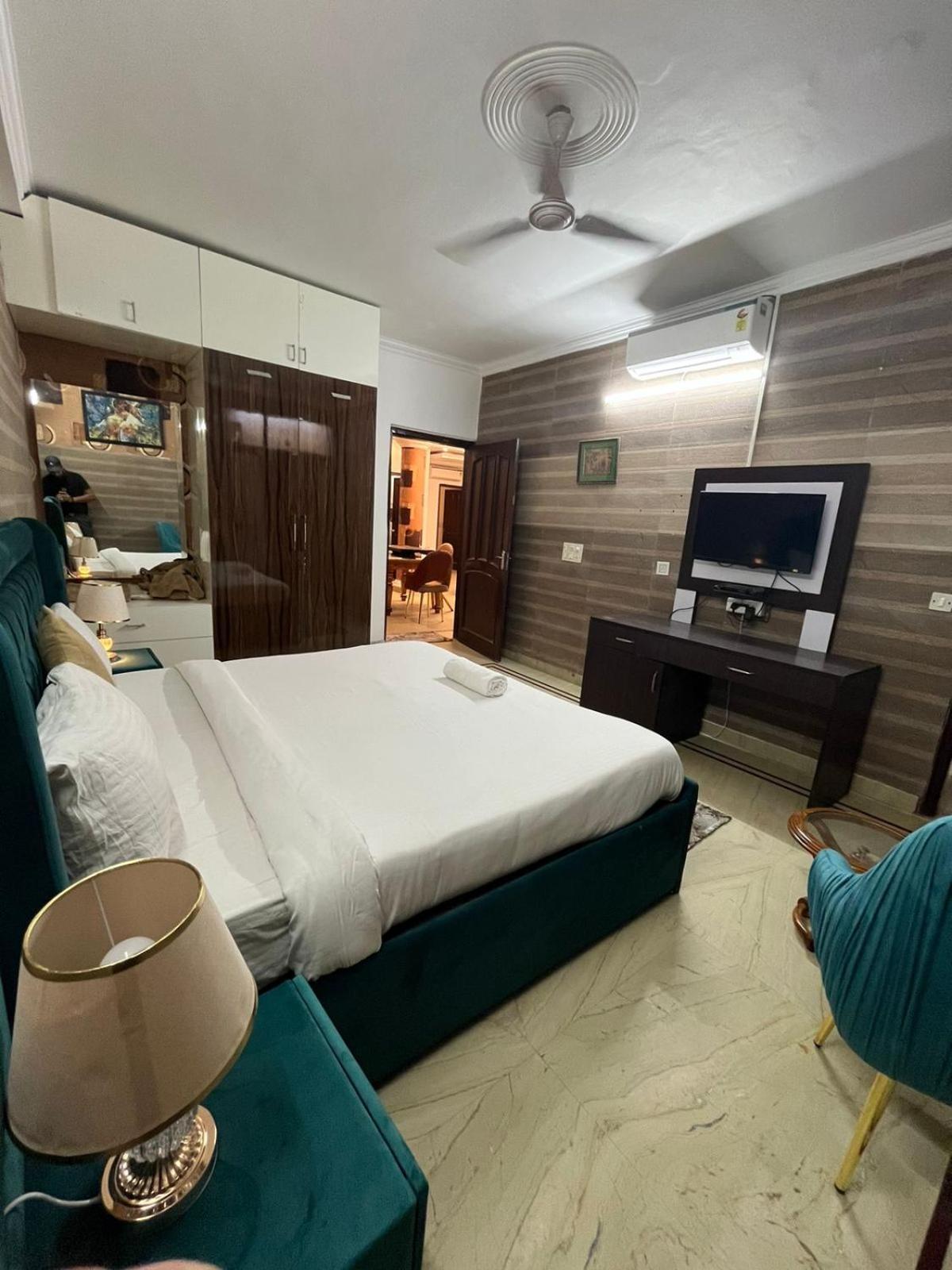 Divine India Service 3 Bhk D-198 Saket Apartment New Delhi