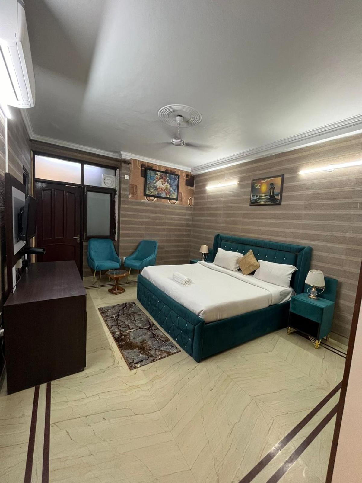 Divine India Service 3 Bhk D-198 Saket