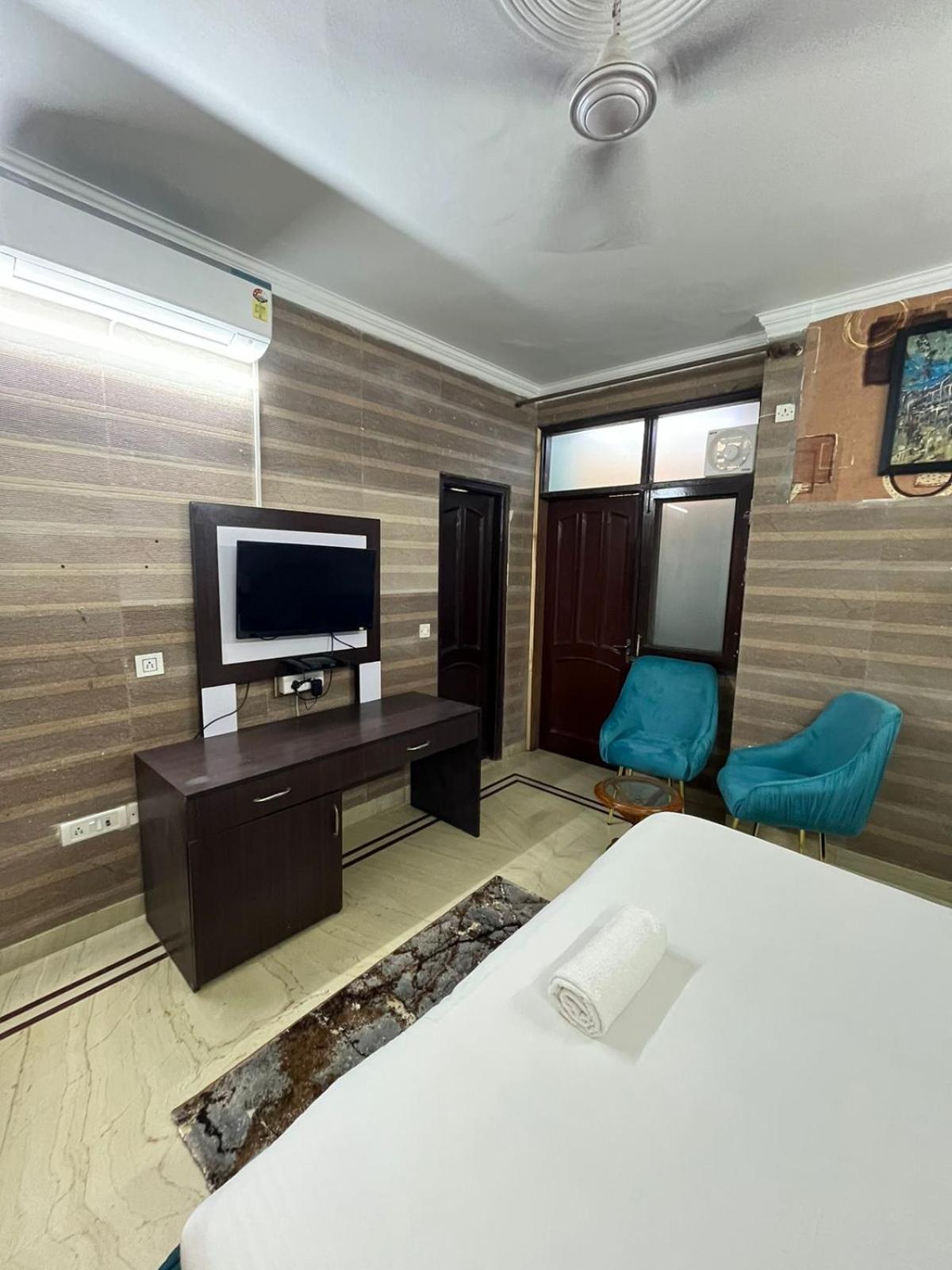 Apartment Divine India Service 3 Bhk D-198 Saket *