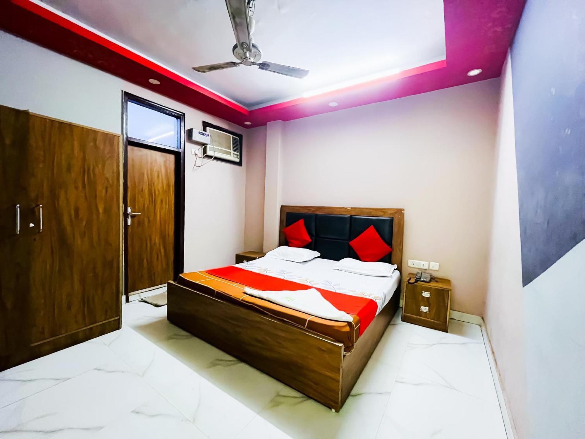 Hotel Bashistha - 2mint Walk Nizamuddin Railway Station New Delhi