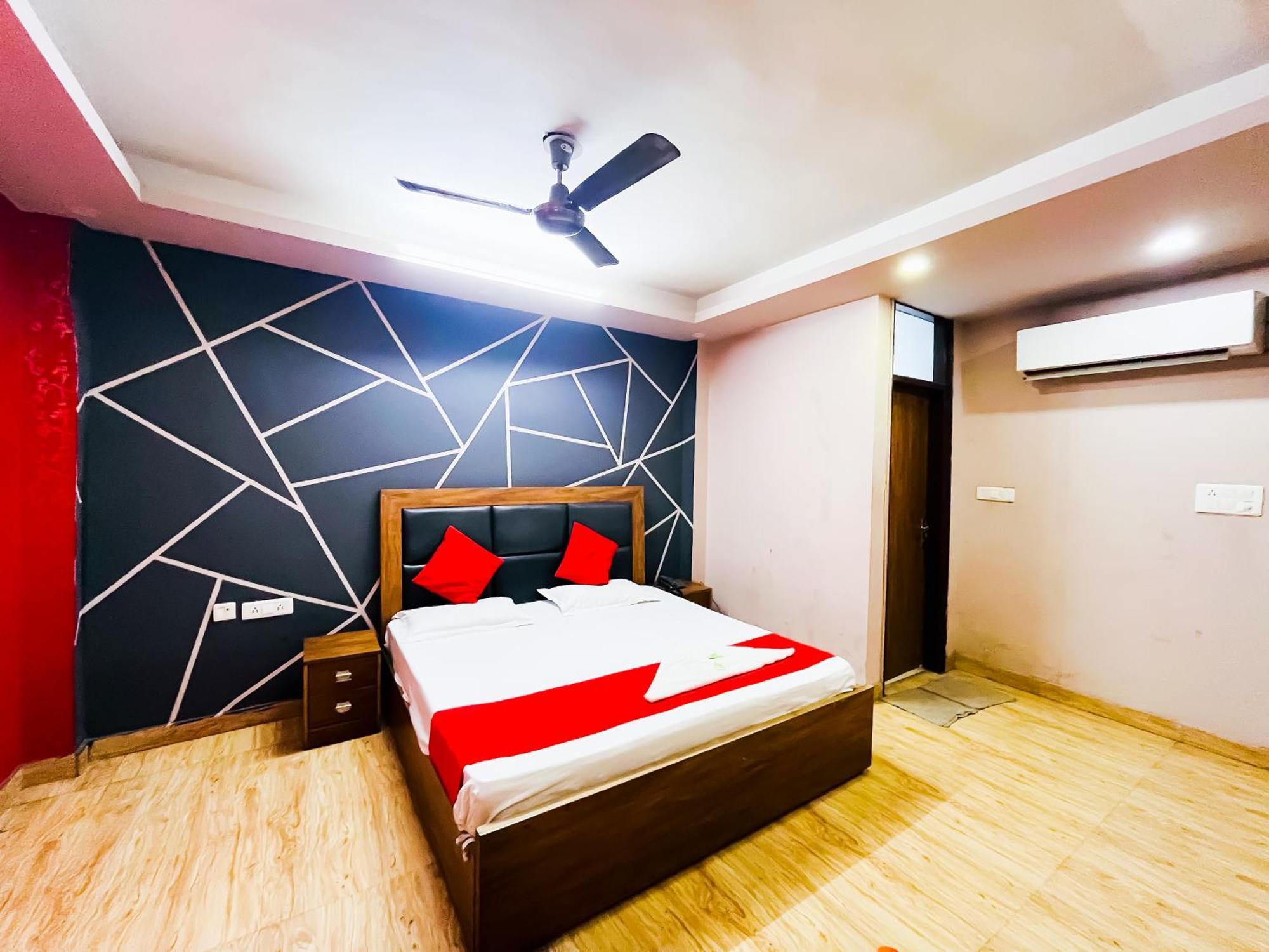Hotel Bashistha - 2mint Walk Nizamuddin Railway Station New Delhi