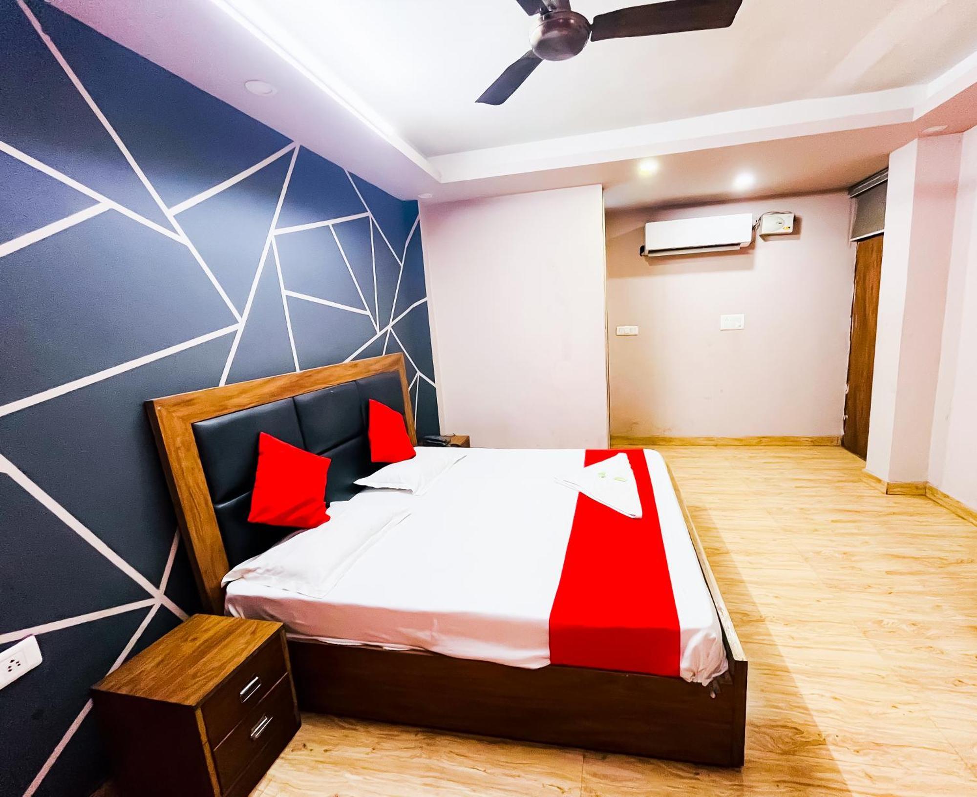Hotel Bashistha - 2mint Walk Nizamuddin Railway Station