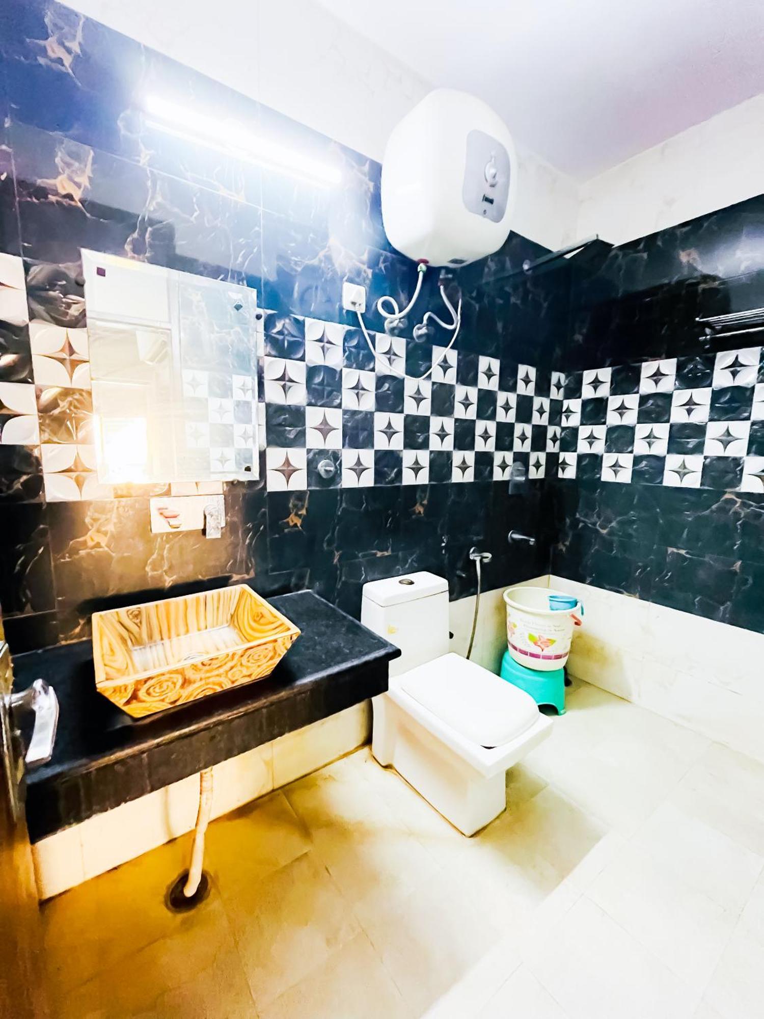 Hotel Bashistha - 2mint Walk Nizamuddin Railway Station 4*