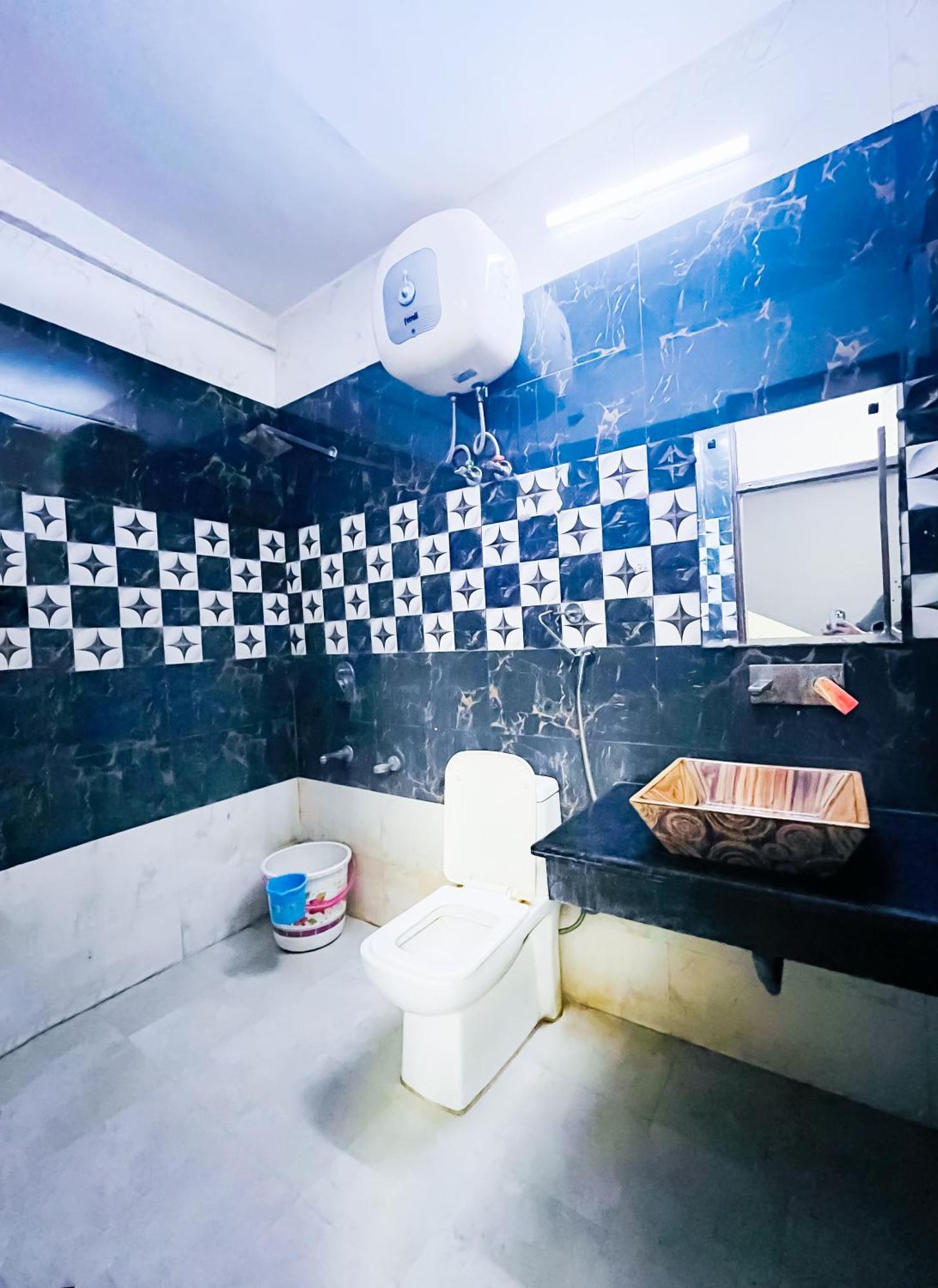 Bashistha - 2mint Walk Nizamuddin Railway Station Hotel