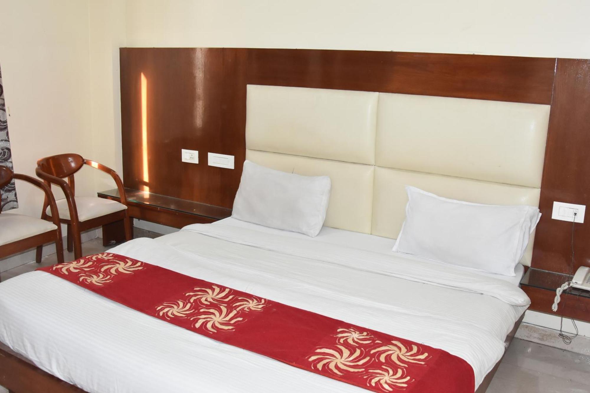 Sapphire At Railway Station Guest house *