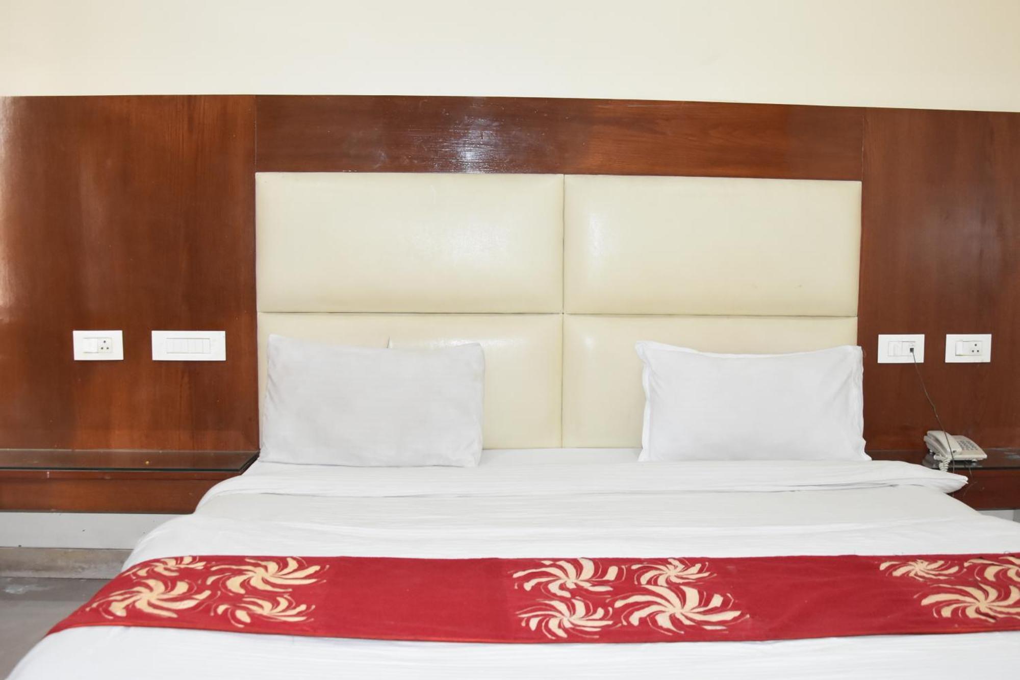 Sapphire At Railway Station Guest house