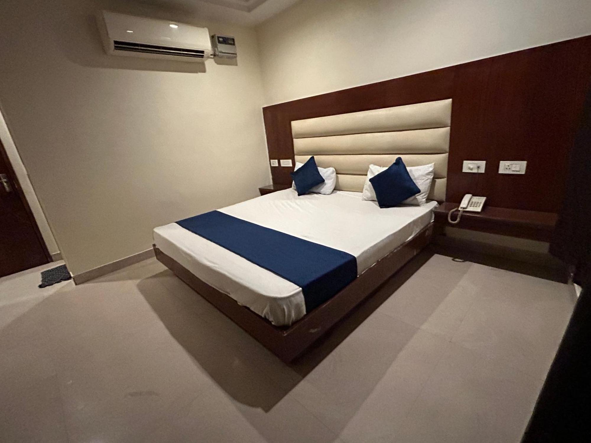 Sapphire At Railway Station Guest house *