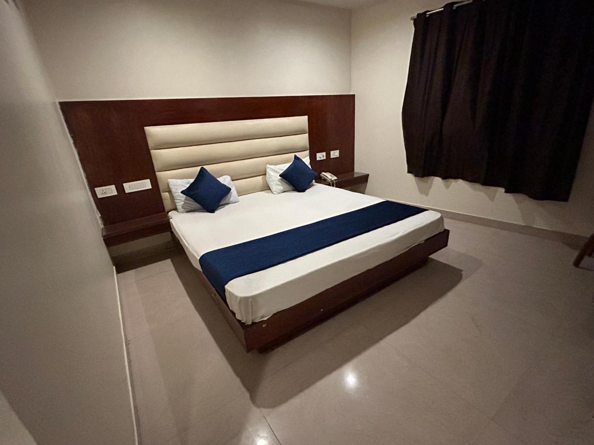 Sapphire At Railway Station Guest house *