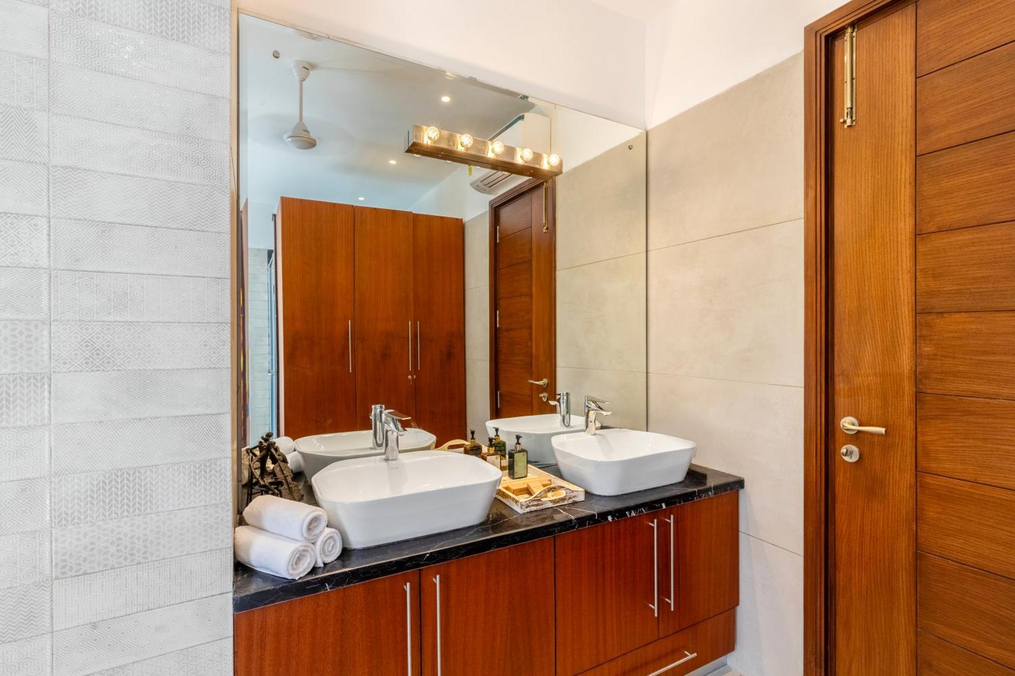 Elivaas Oasis - Luxe 6 Bhk With Pvt Pool New Delhi