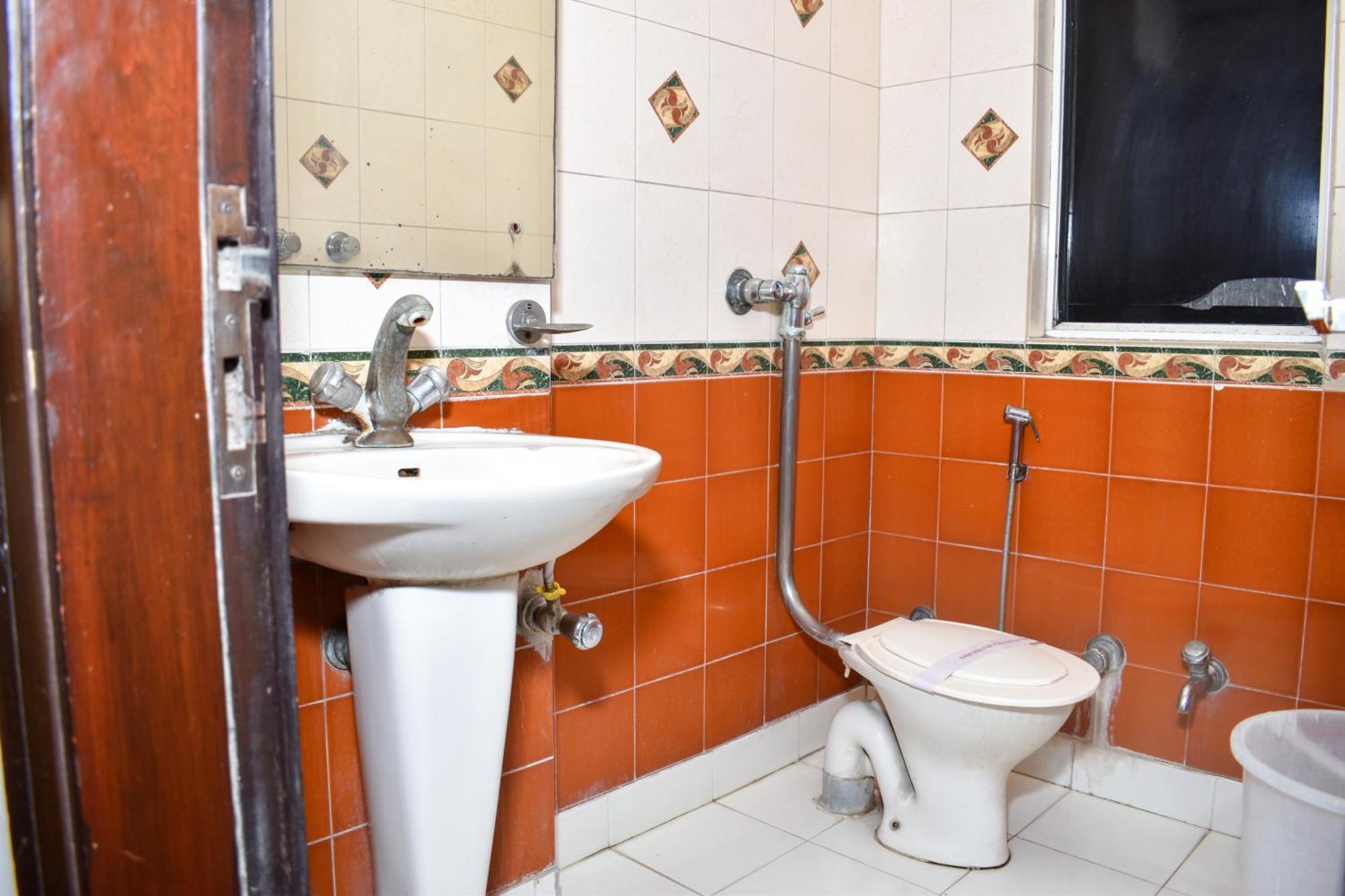 Chanchal Continental # Near To New Delhi Station # Family Hotel # Customer'S Choice Hotel # Tourist Places Nearby - Red Fort, Jama Masjid, India Gate Hotel 3*