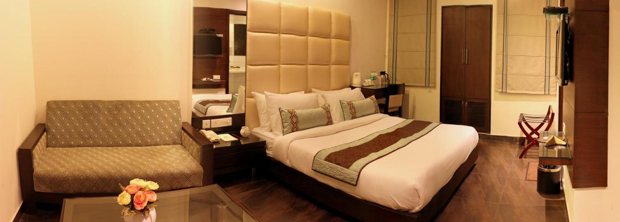 Amrapali Grand Hotel 4*