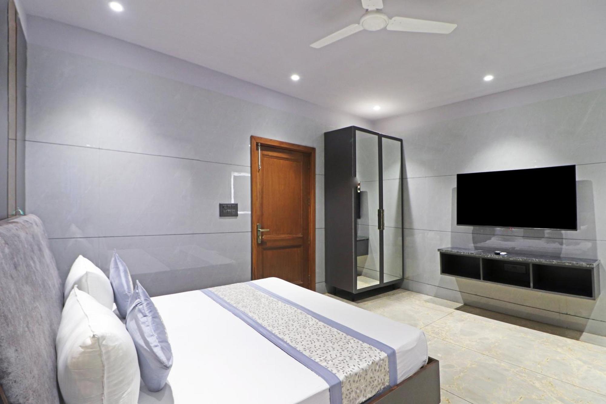 Preet 05 Mints Walking Distance Nizamuddin Railway Station Hotel 4*