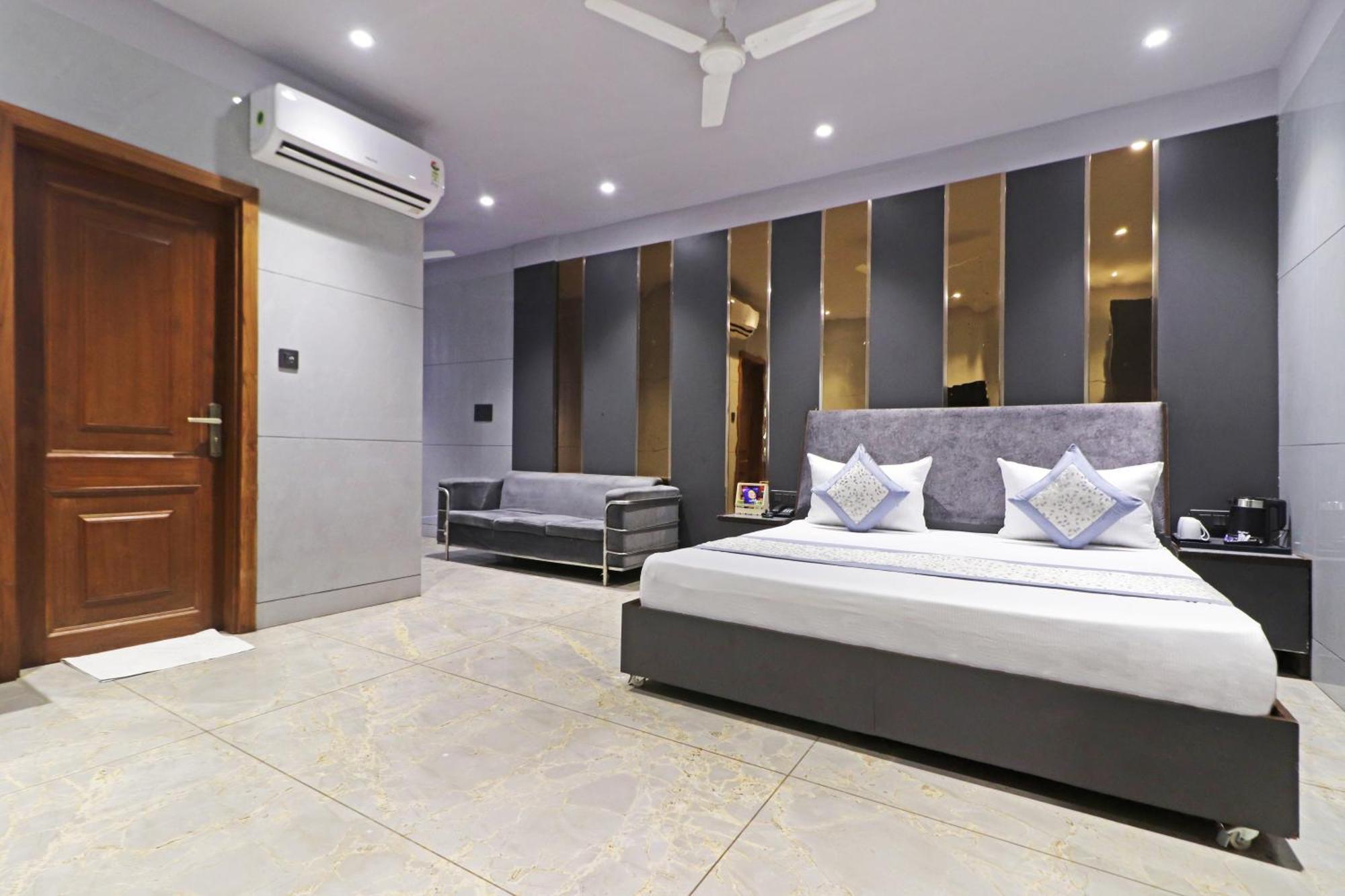 Preet 05 Mints Walking Distance Nizamuddin Railway Station Hotel