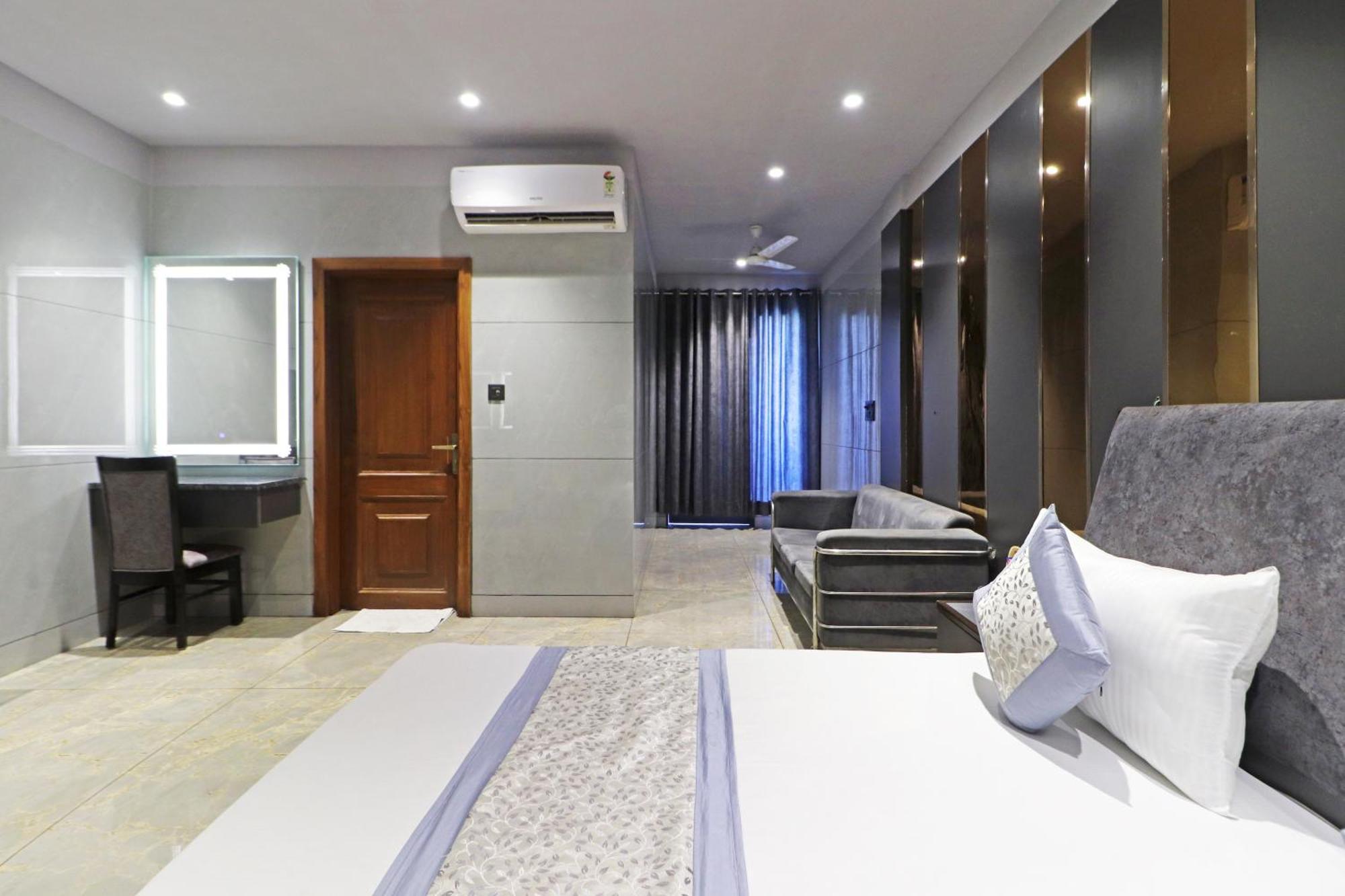 Preet 05 Mints Walking Distance Nizamuddin Railway Station 4*