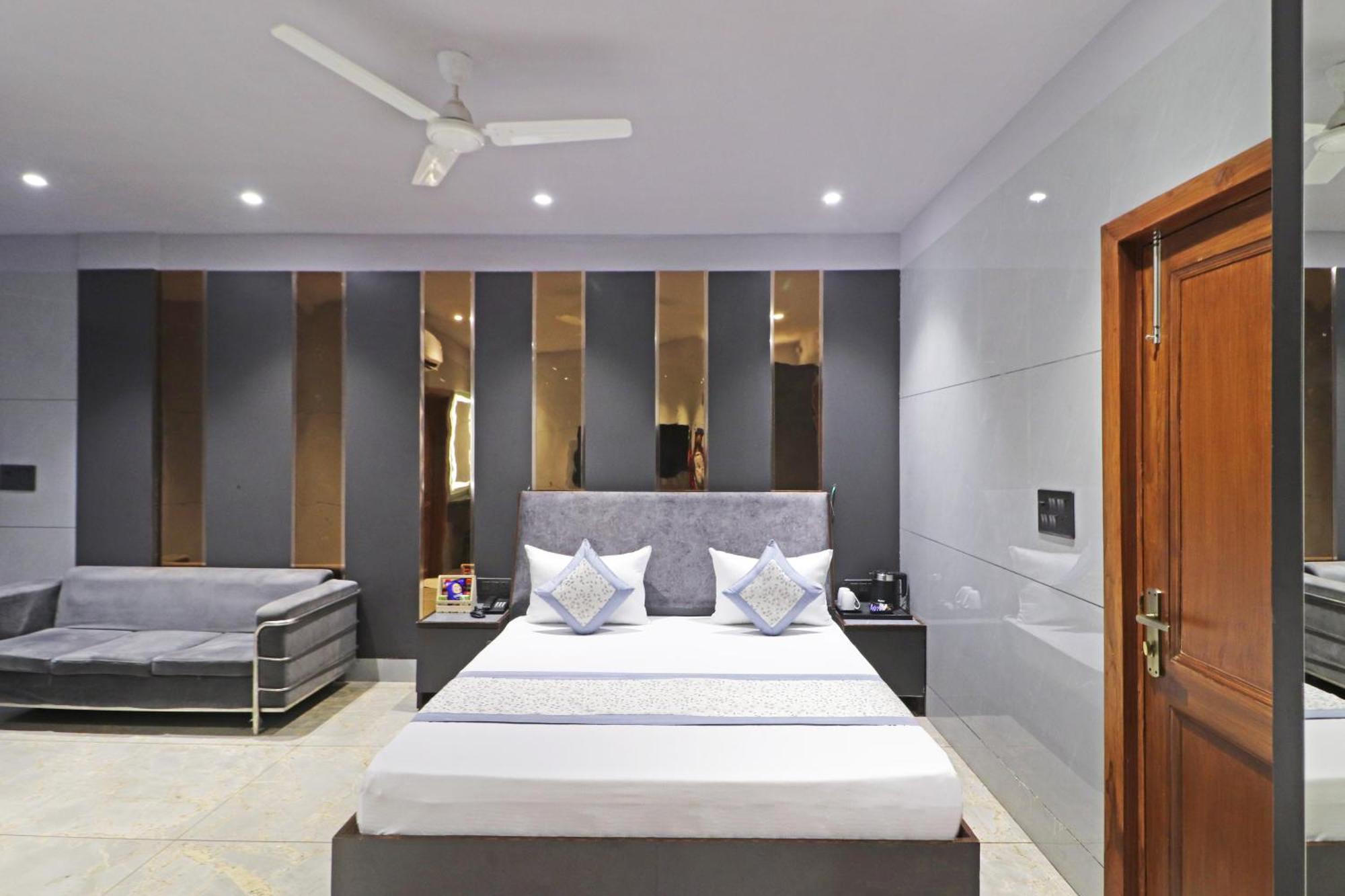 Preet 05 Mints Walking Distance Nizamuddin Railway Station