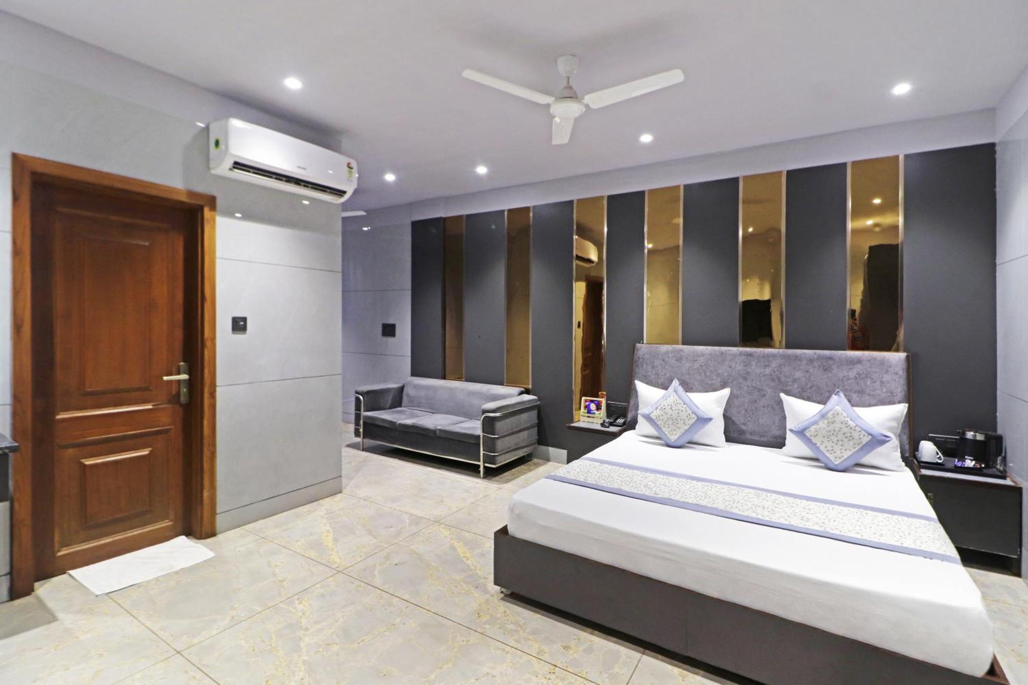 Preet 05 Mints Walking Distance Nizamuddin Railway Station Hotel