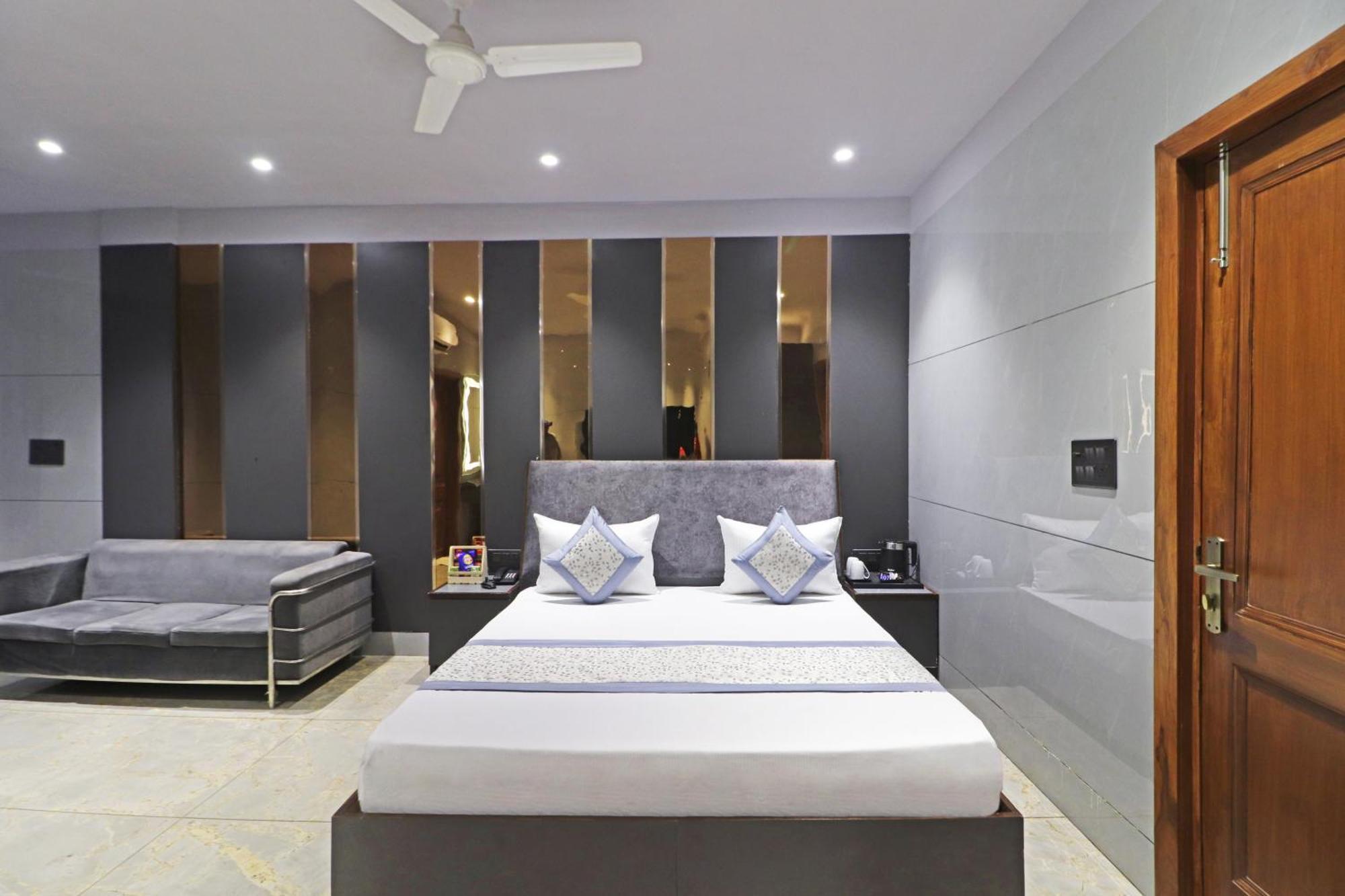 Preet 05 Mints Walking Distance Nizamuddin Railway Station Hotel Nova Deli