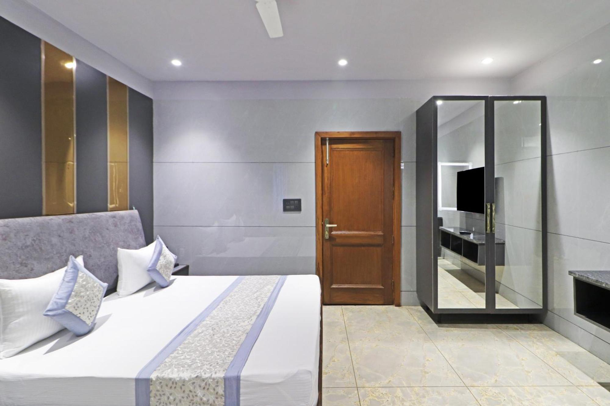 Hotel Preet 05 Mints Walking Distance Nizamuddin Railway Station