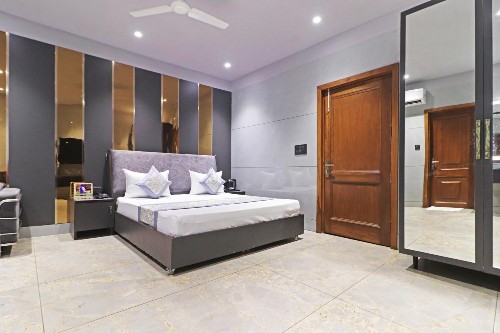 Hotel Preet 05 Mints Walking Distance Nizamuddin Railway Station