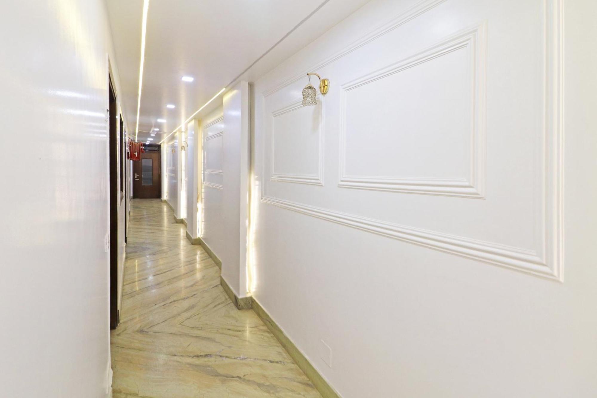 Samrat Residency 10 Mints Walking Distance Nizamuddin Railway Station