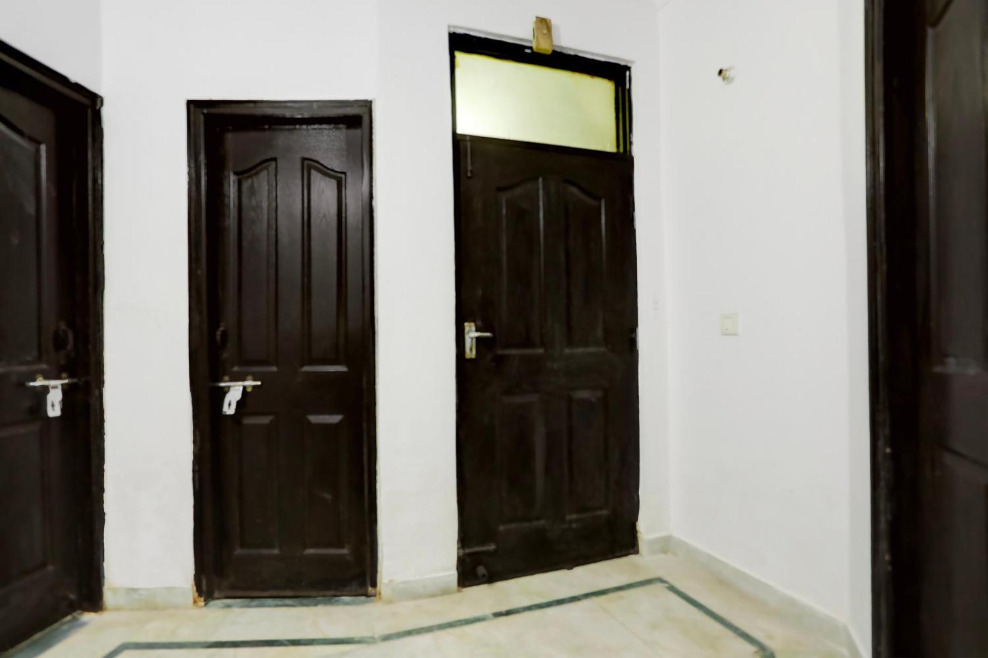 Hotel Roomshala 170 Aura - Malviya Nagar 3*