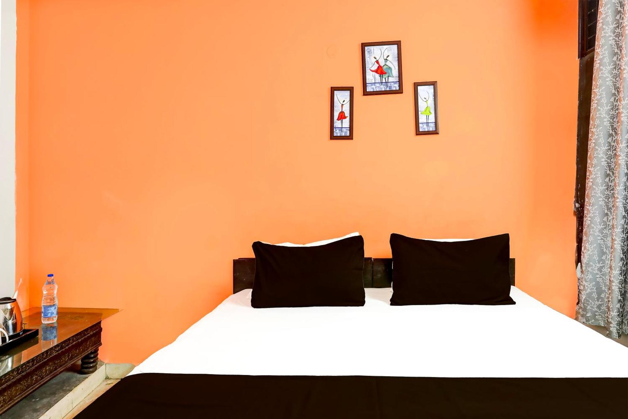 Roomshala 170 Aura - Malviya Nagar 3*