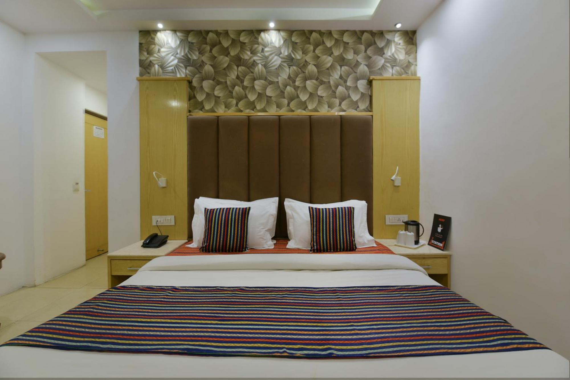 Hotel Capital O 2242 Yuvraj Deluxe New Delhi