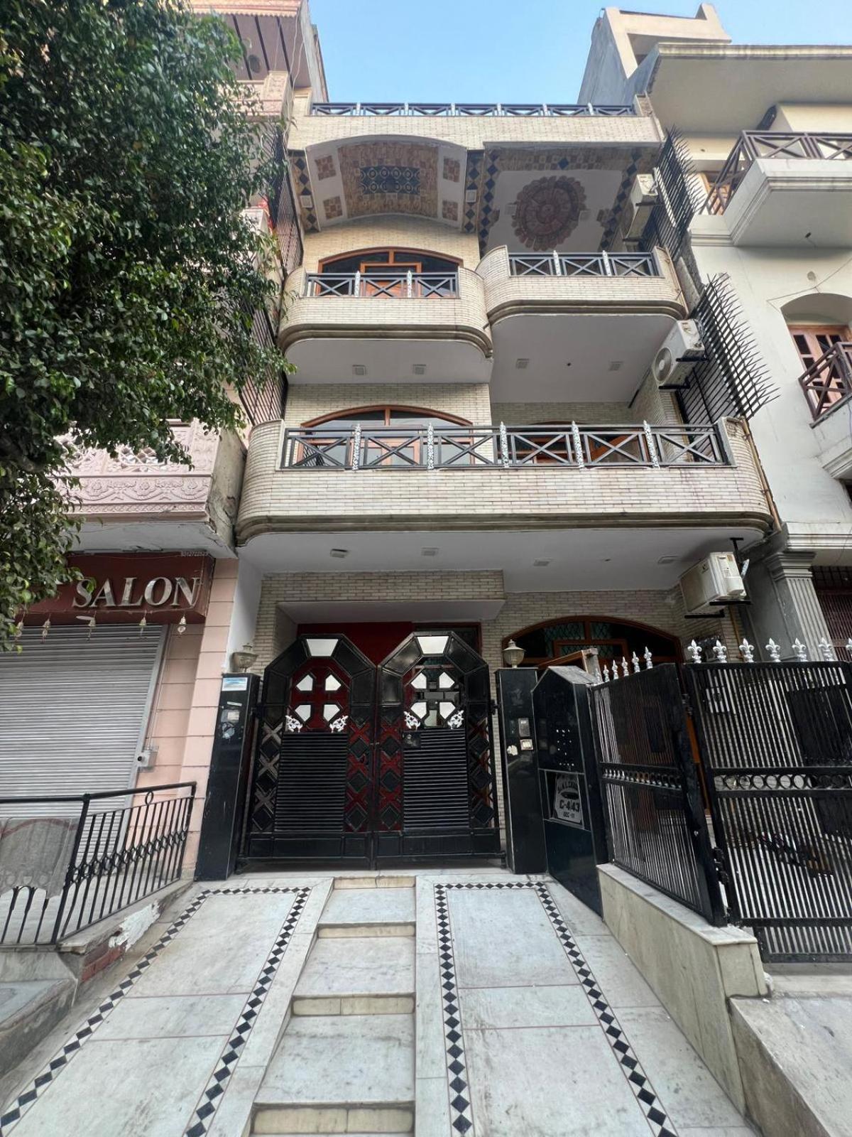 Bluo Modern 1bhk Rohini - Parking , Balcony