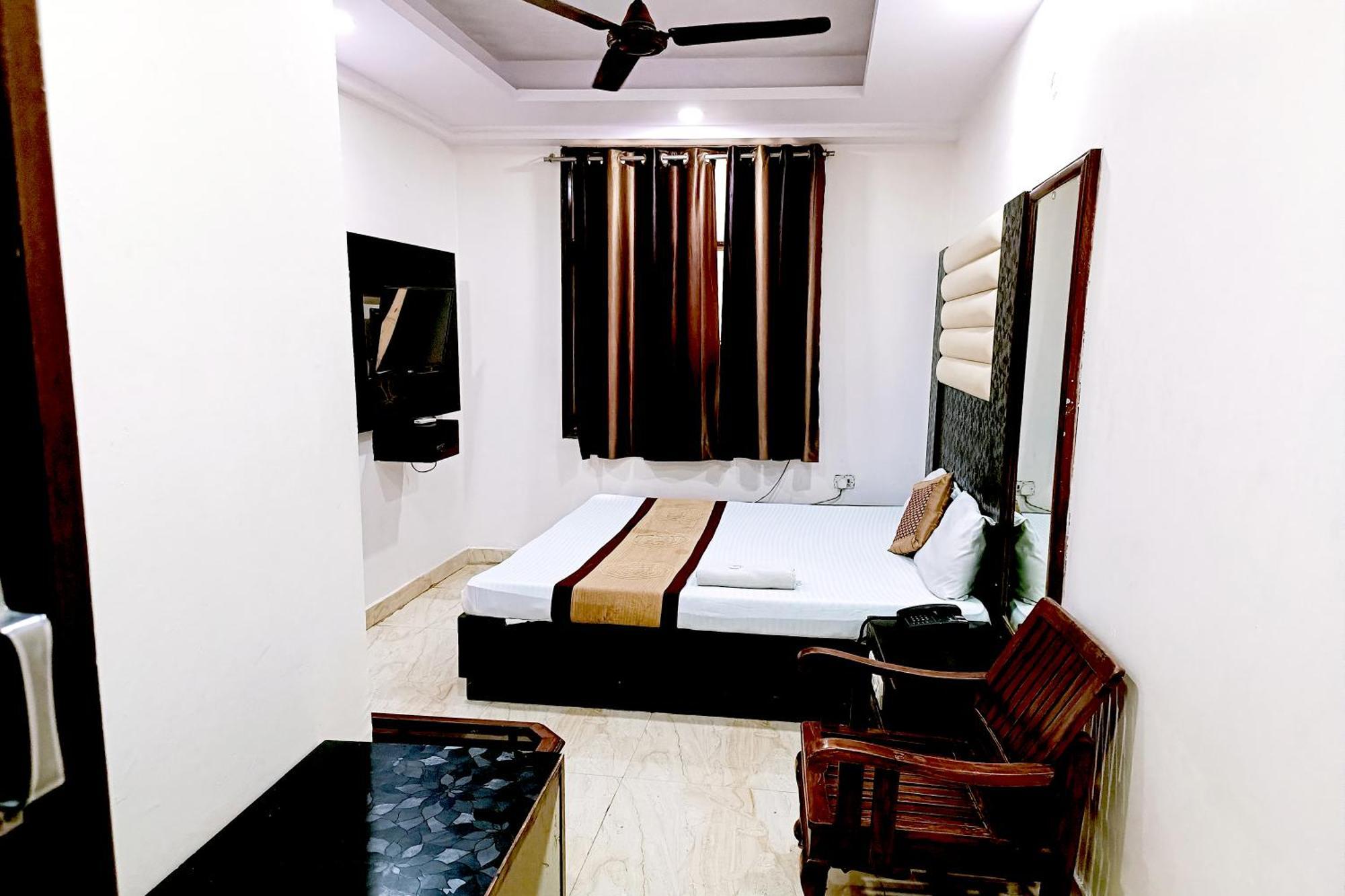 Hotel Crystal Deluxe At Railway Station