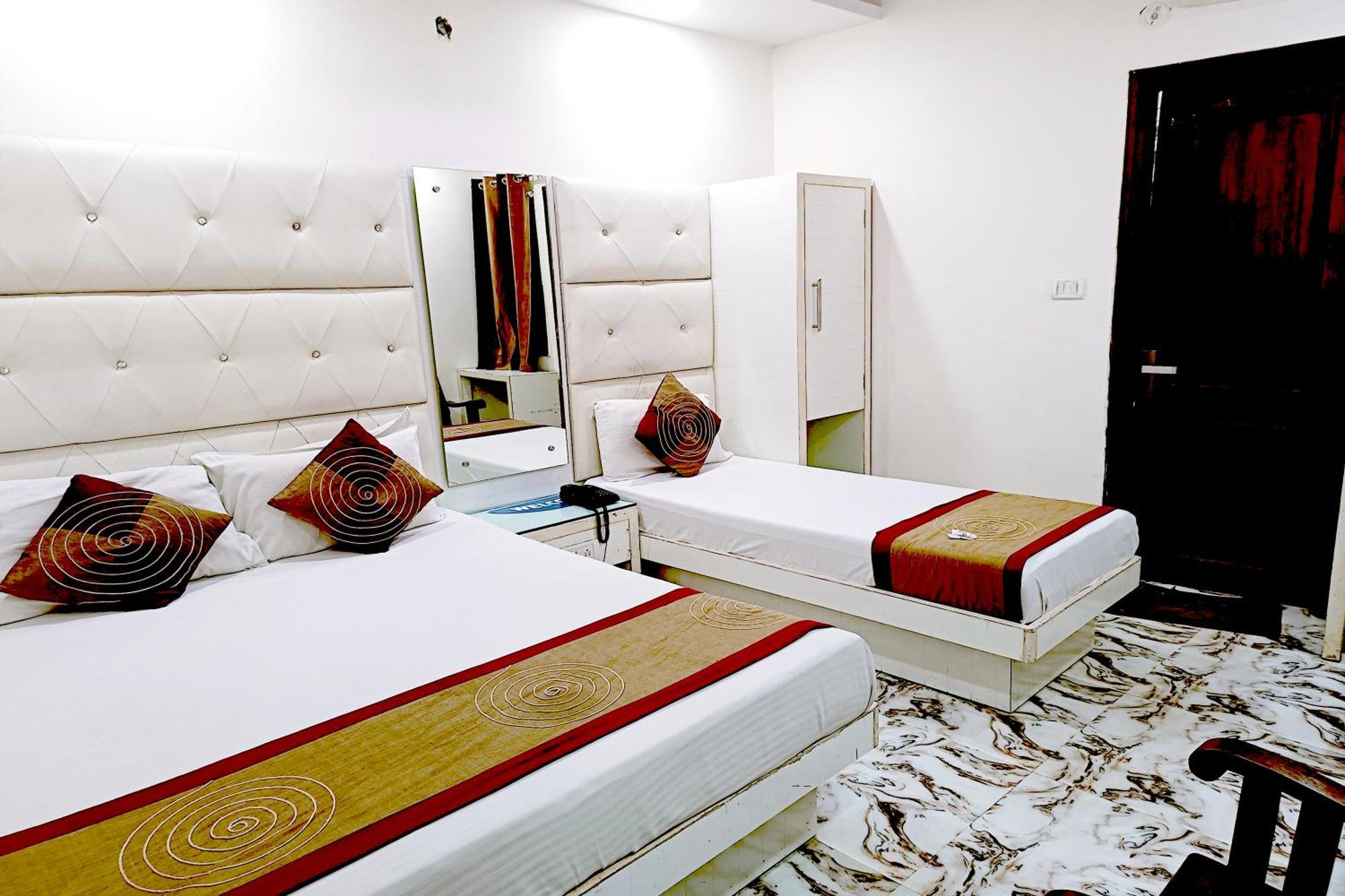 Hotel Crystal Deluxe At Railway Station 2*