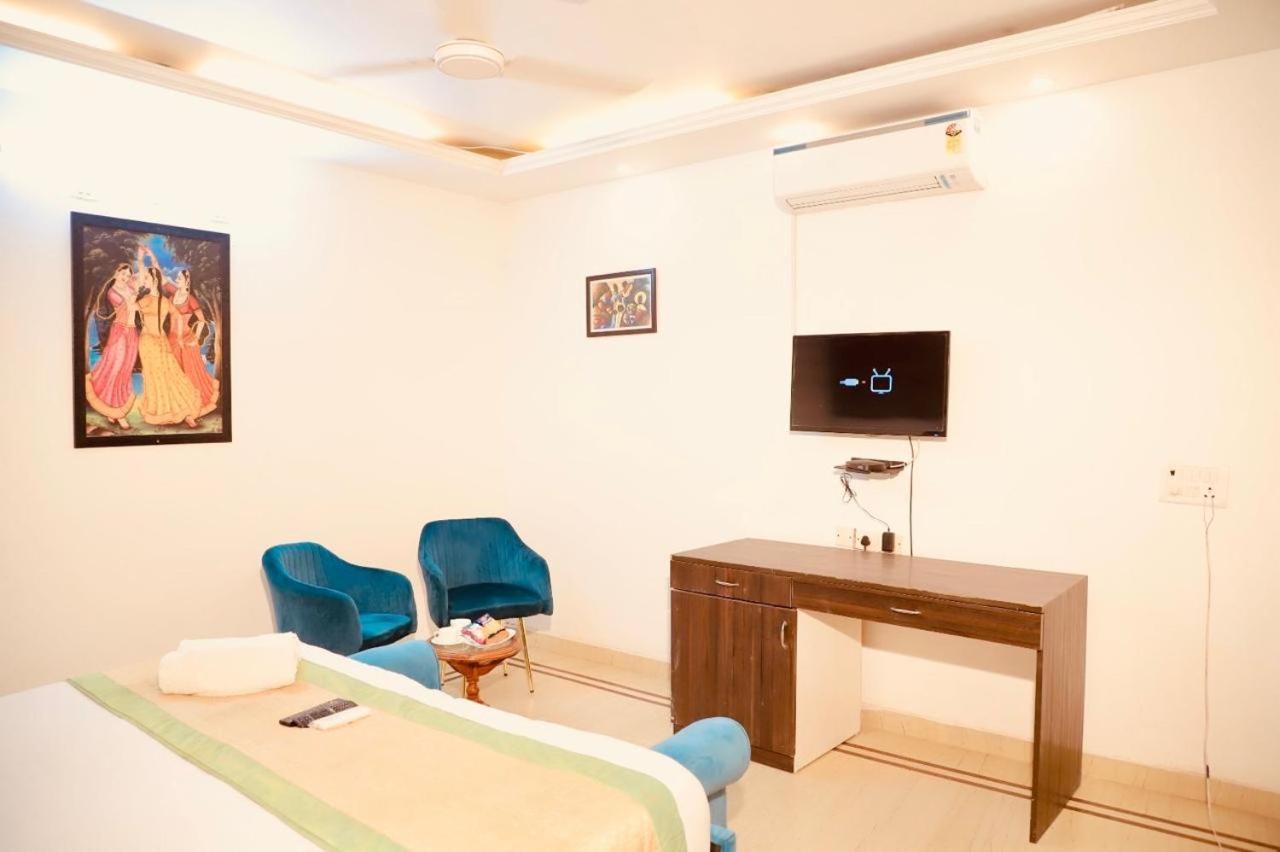 Divine India Service 3 Bhk D-198 Saket Apartment *