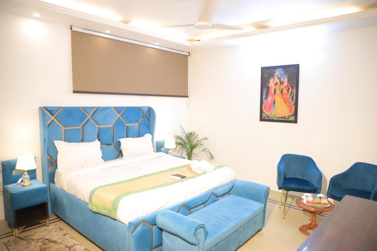 Divine India Service 3 Bhk D-198 Saket Apartment New Delhi