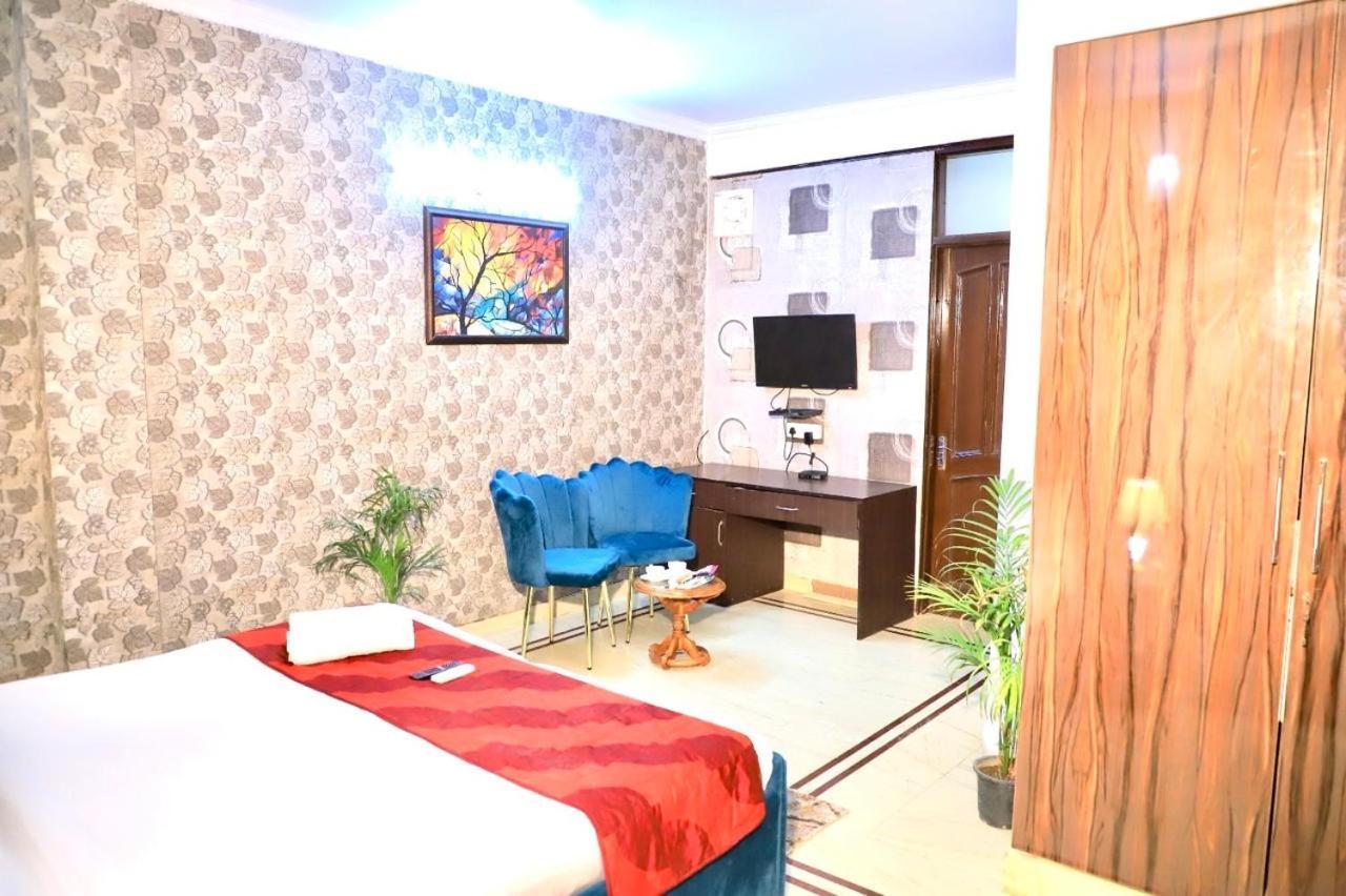 Divine India Service 3 Bhk D-198 Saket