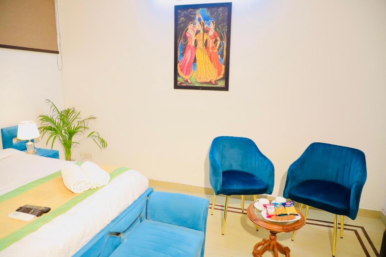 Divine India Service 3 Bhk D-198 Saket Apartment *