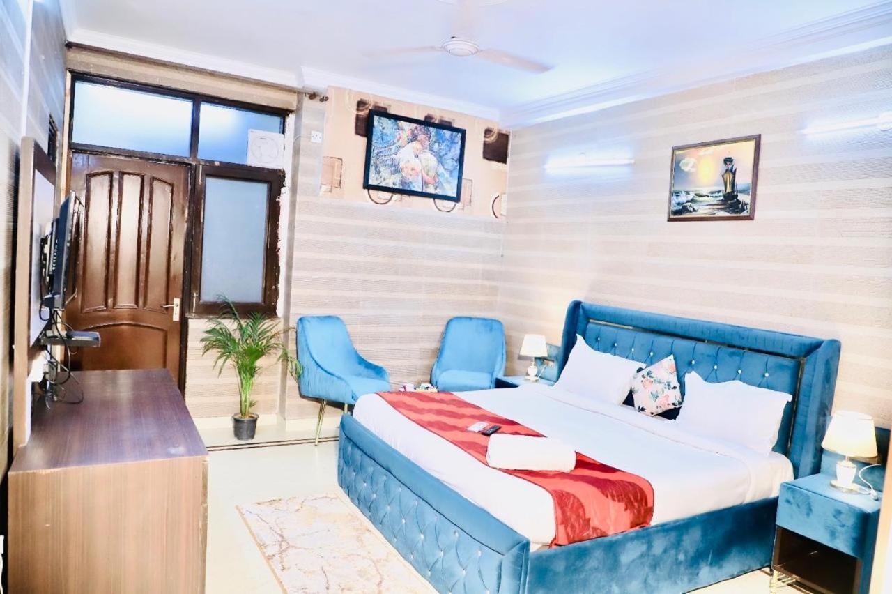 Divine India Service 3 Bhk D-198 Saket Apartment