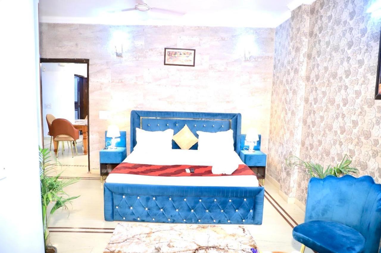 Divine India Service 3 Bhk D-198 Saket Apartment New Delhi