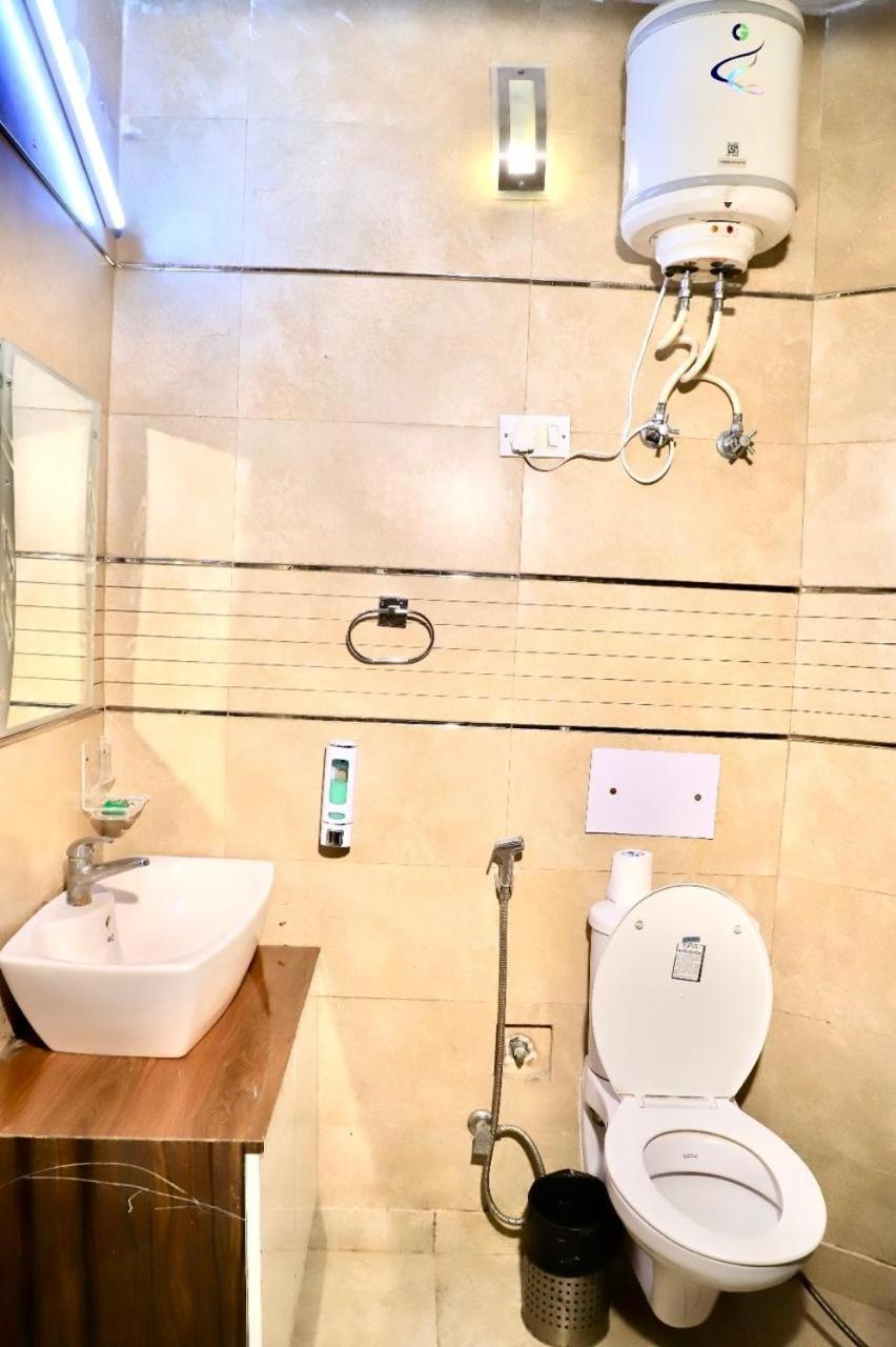 Apartment Divine India Service 3 Bhk D-198 Saket *