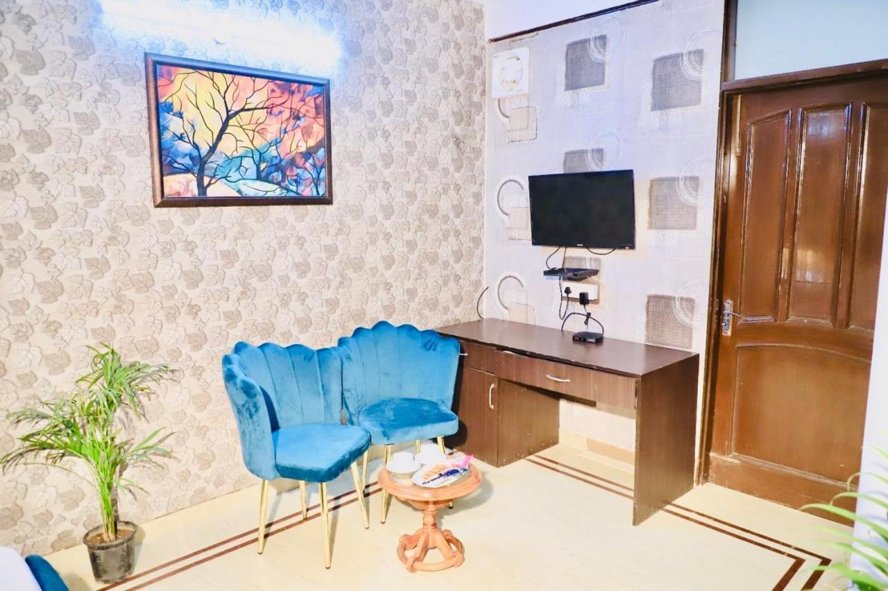 Divine India Service 3 Bhk D-198 Saket Apartment