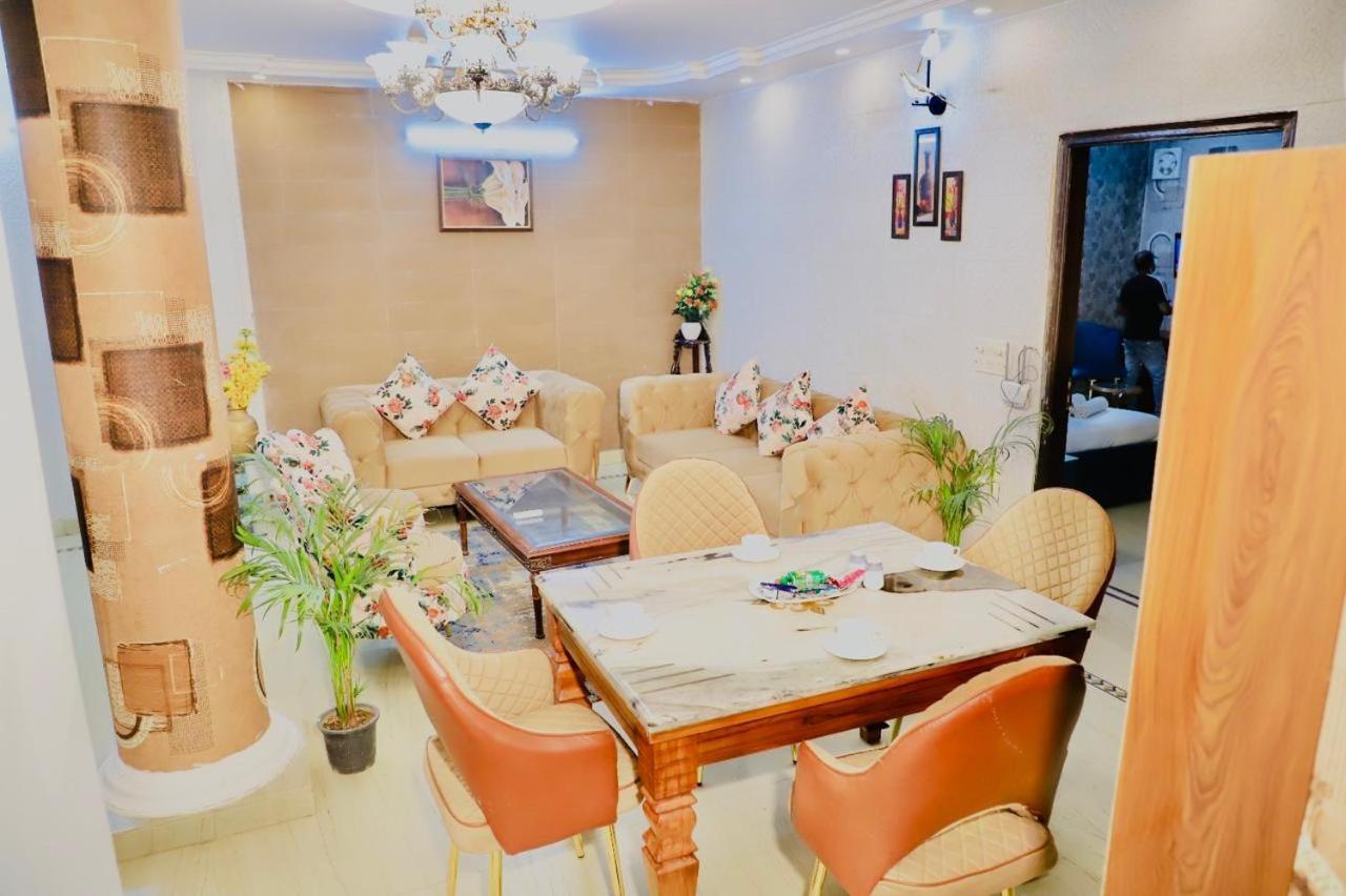 Apartment Divine India Service 3 Bhk D-198 Saket *
