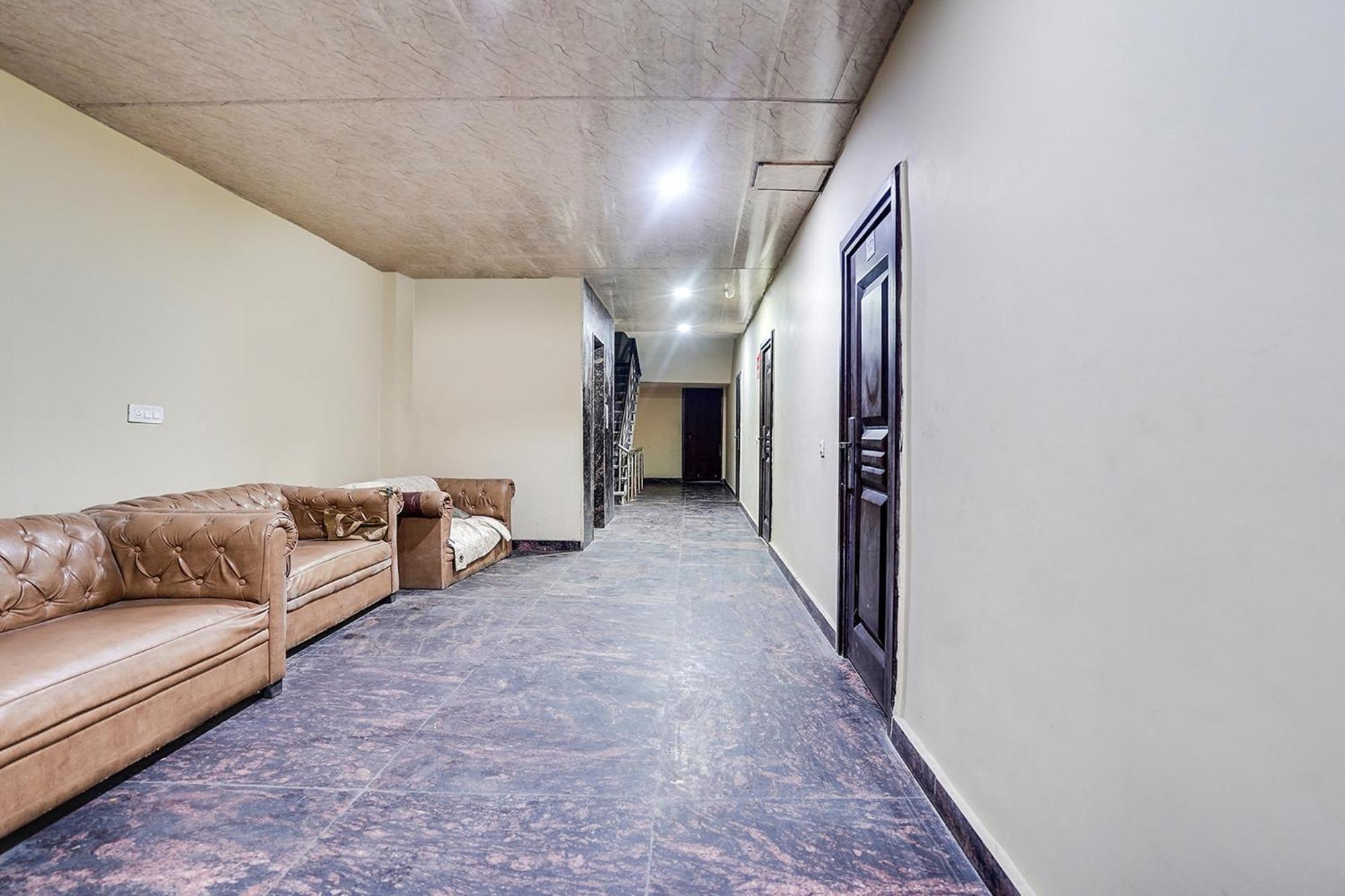 Hotel Fabhotel Reena Residency