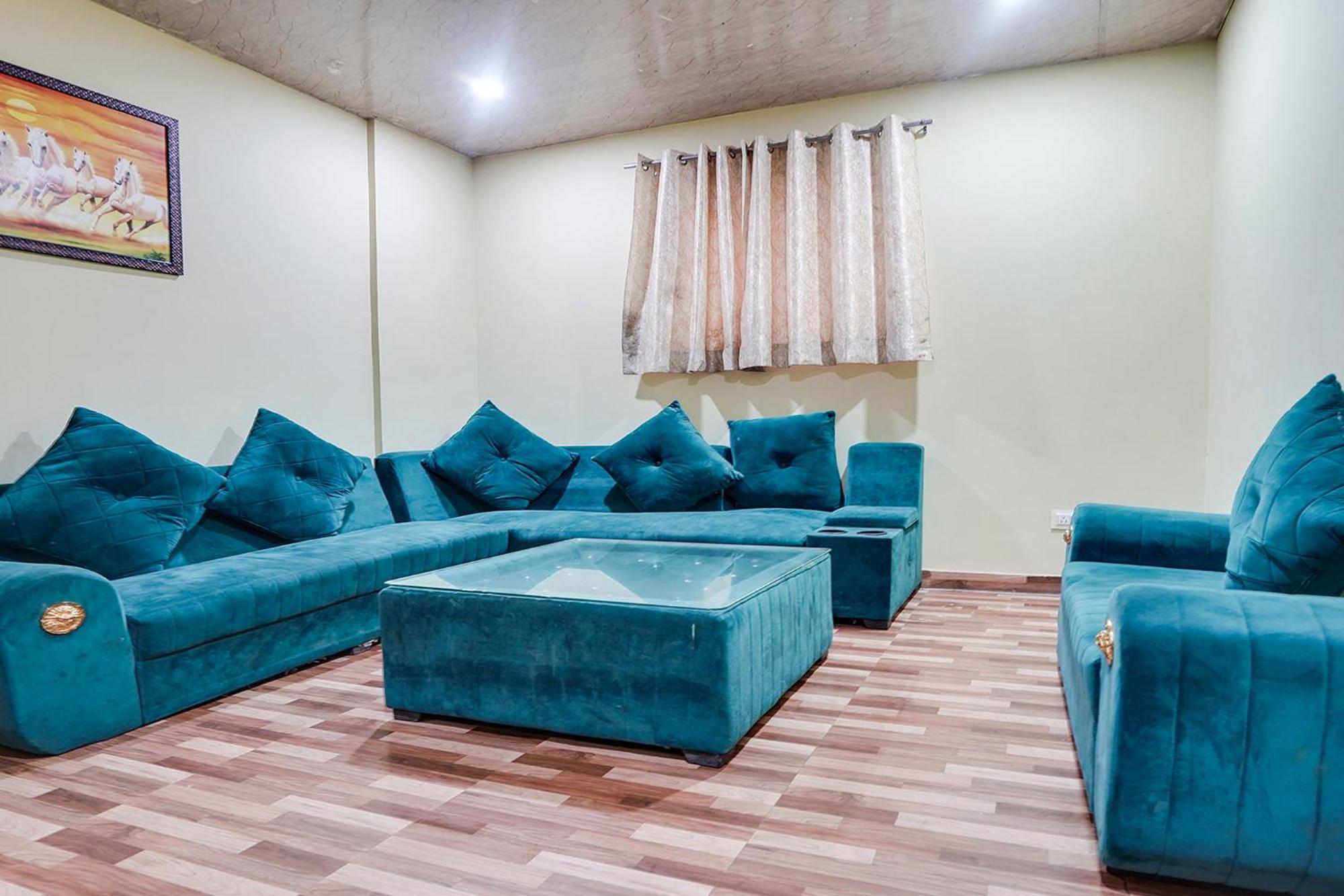Hotel Fabhotel Reena Residency