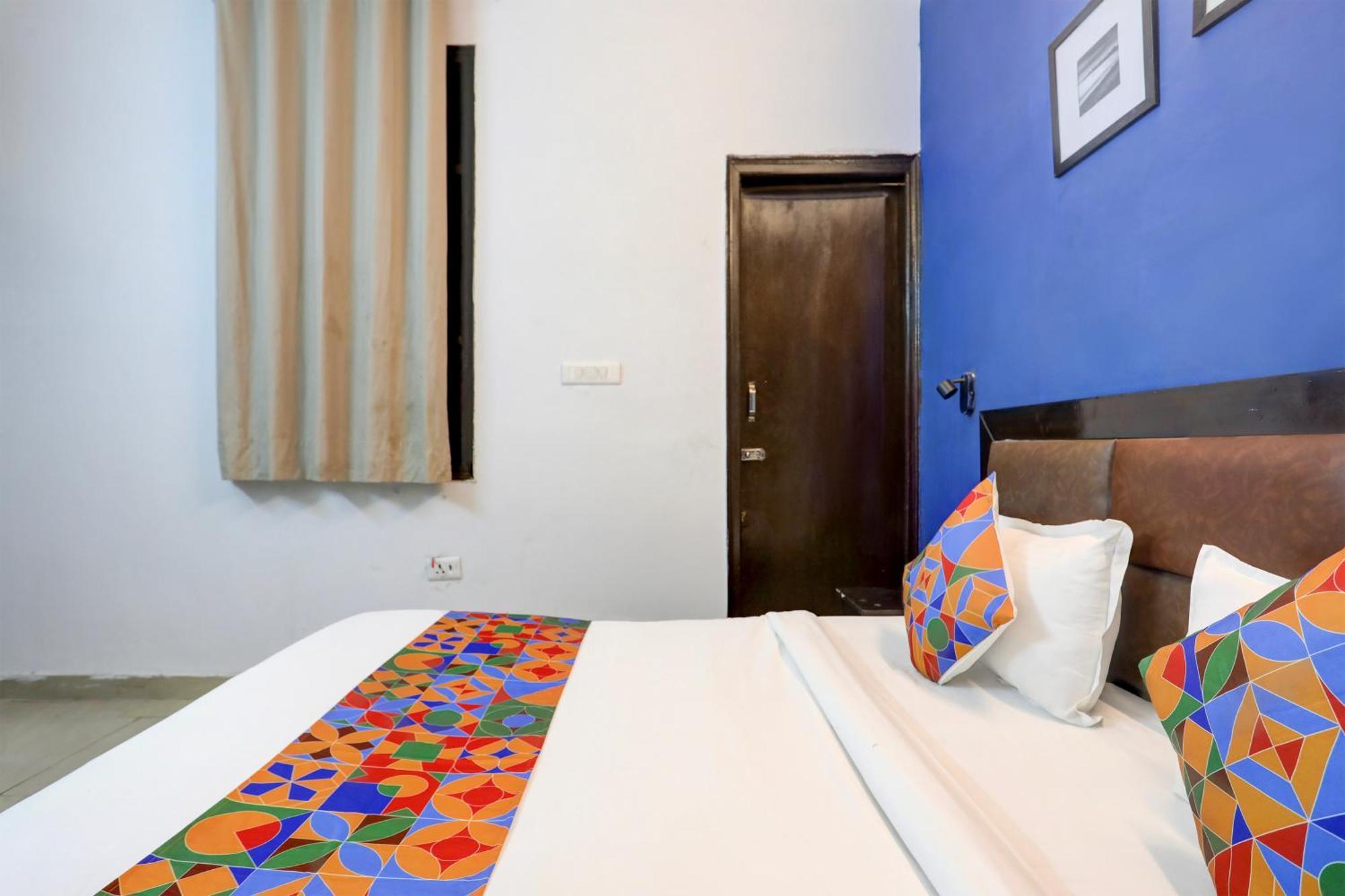 Hotel Fabexpress Saket Residency 3*