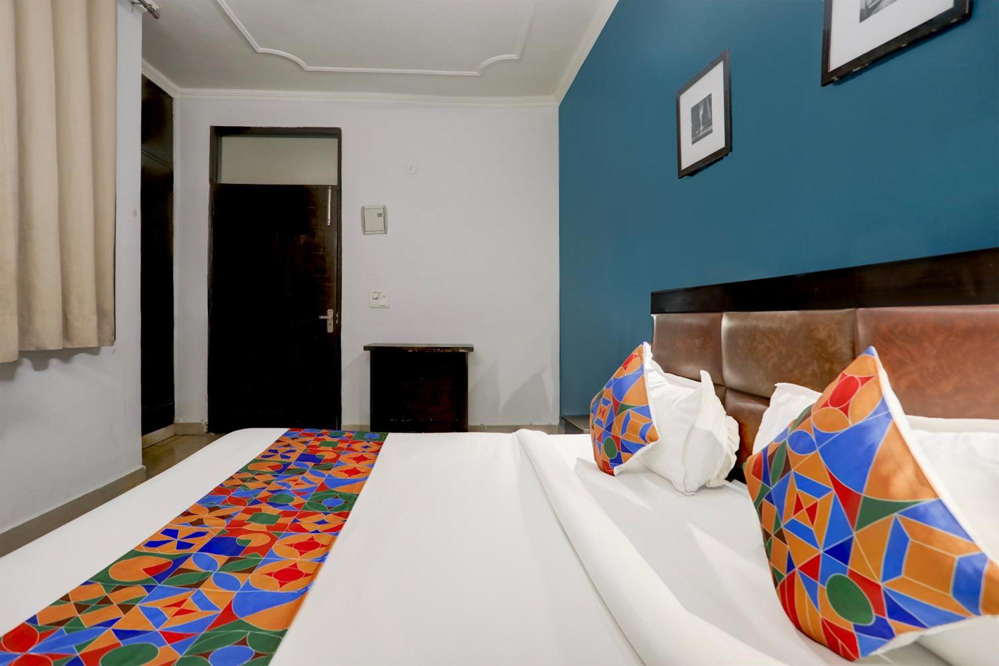 Hotel Fabexpress Saket Residency 3*