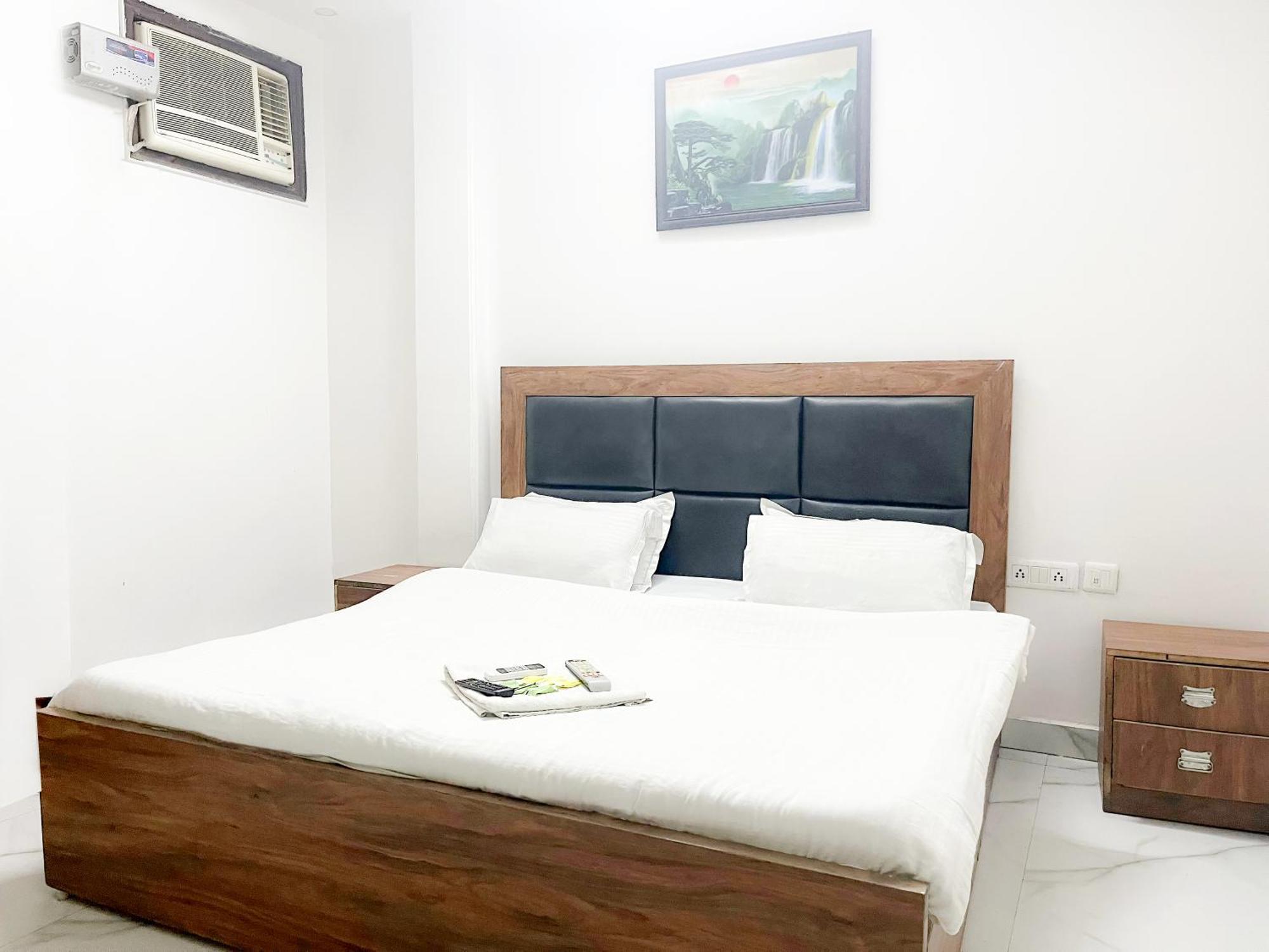 Roomshala 121 Classic Near Hazrat Nizamuddin Railway Station 3*