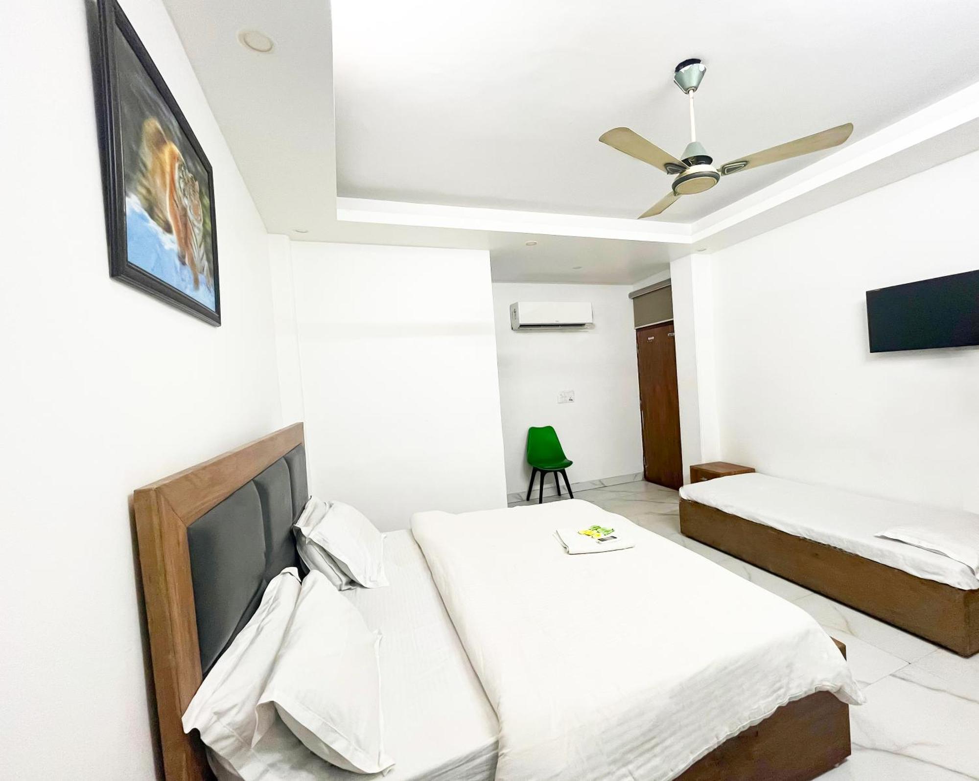 Roomshala 121 Classic Near Hazrat Nizamuddin Railway Station