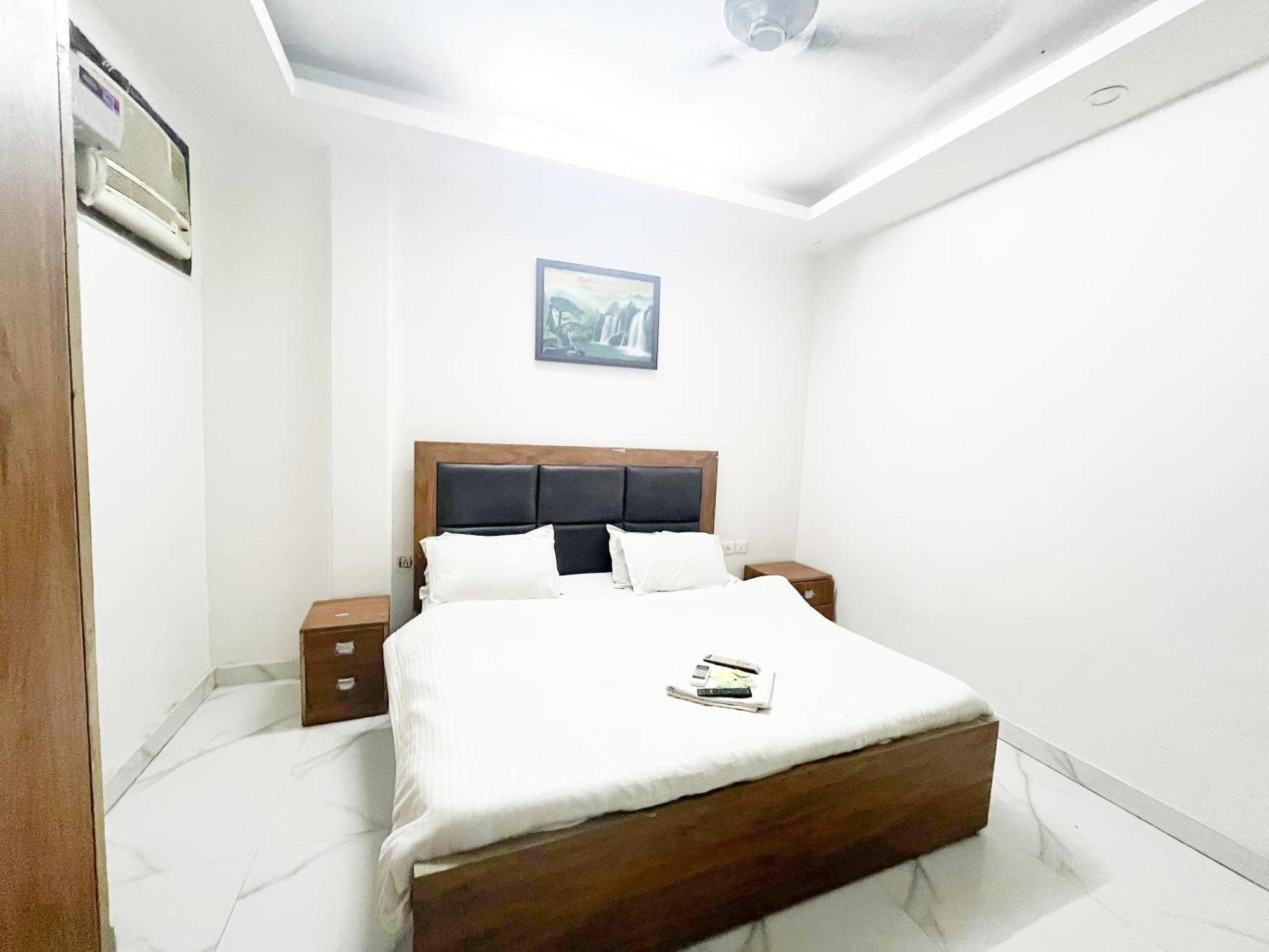 Roomshala 121 Classic Near Hazrat Nizamuddin Railway Station Hotel
