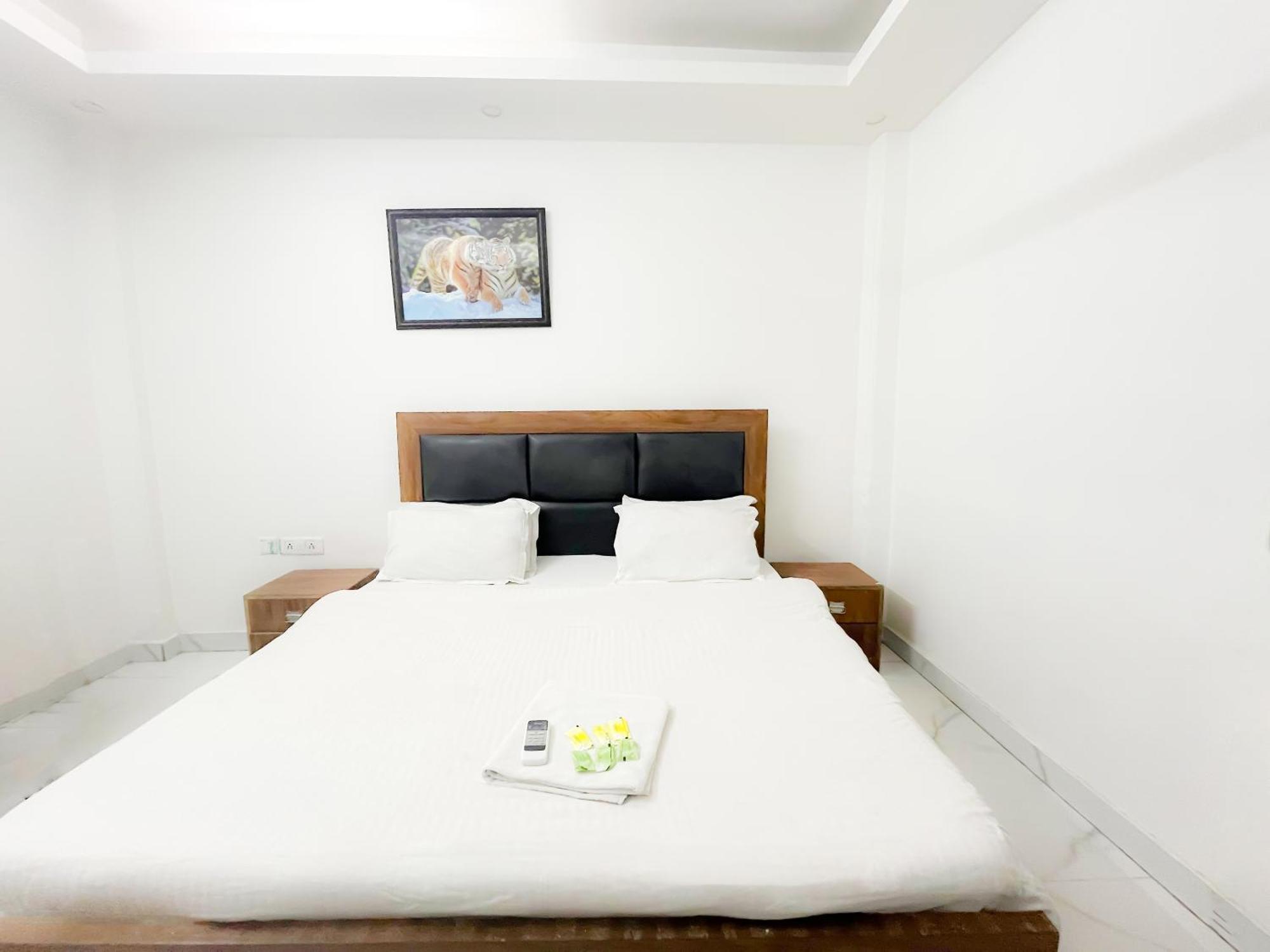 Roomshala 121 Classic Near Hazrat Nizamuddin Railway Station 3*