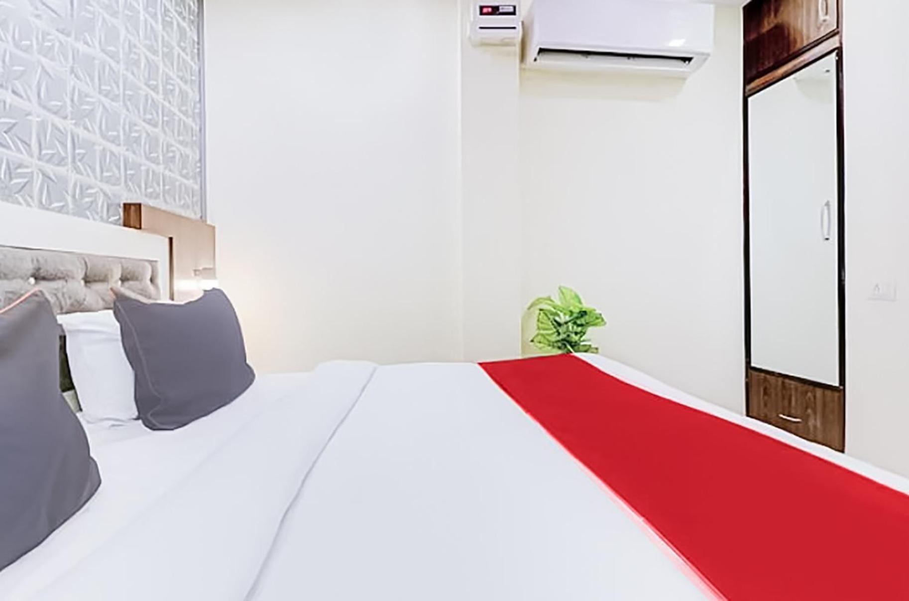 Green Palace - Jagat Puri Hotel